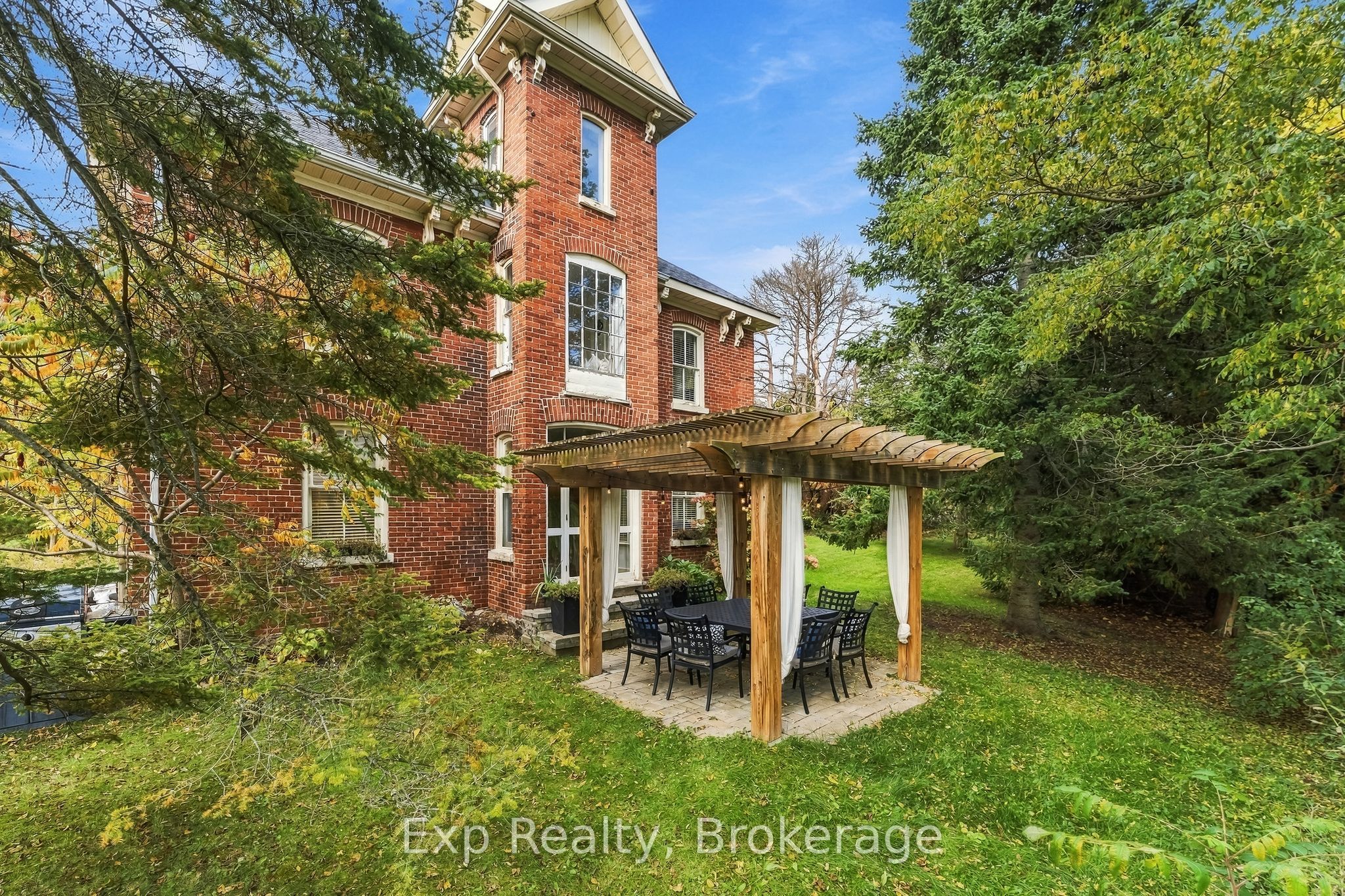835 Brook Road N Property Photo 3