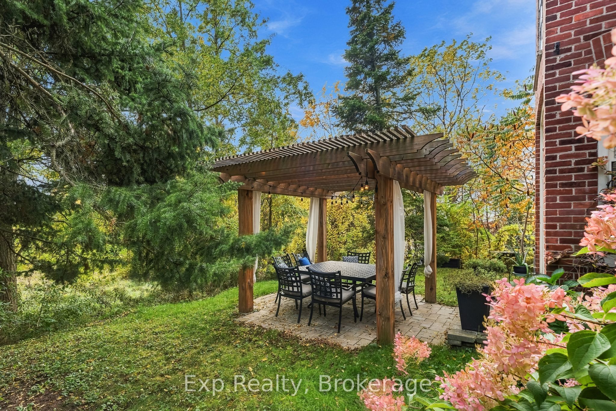 835 Brook Road N Property Photo 6