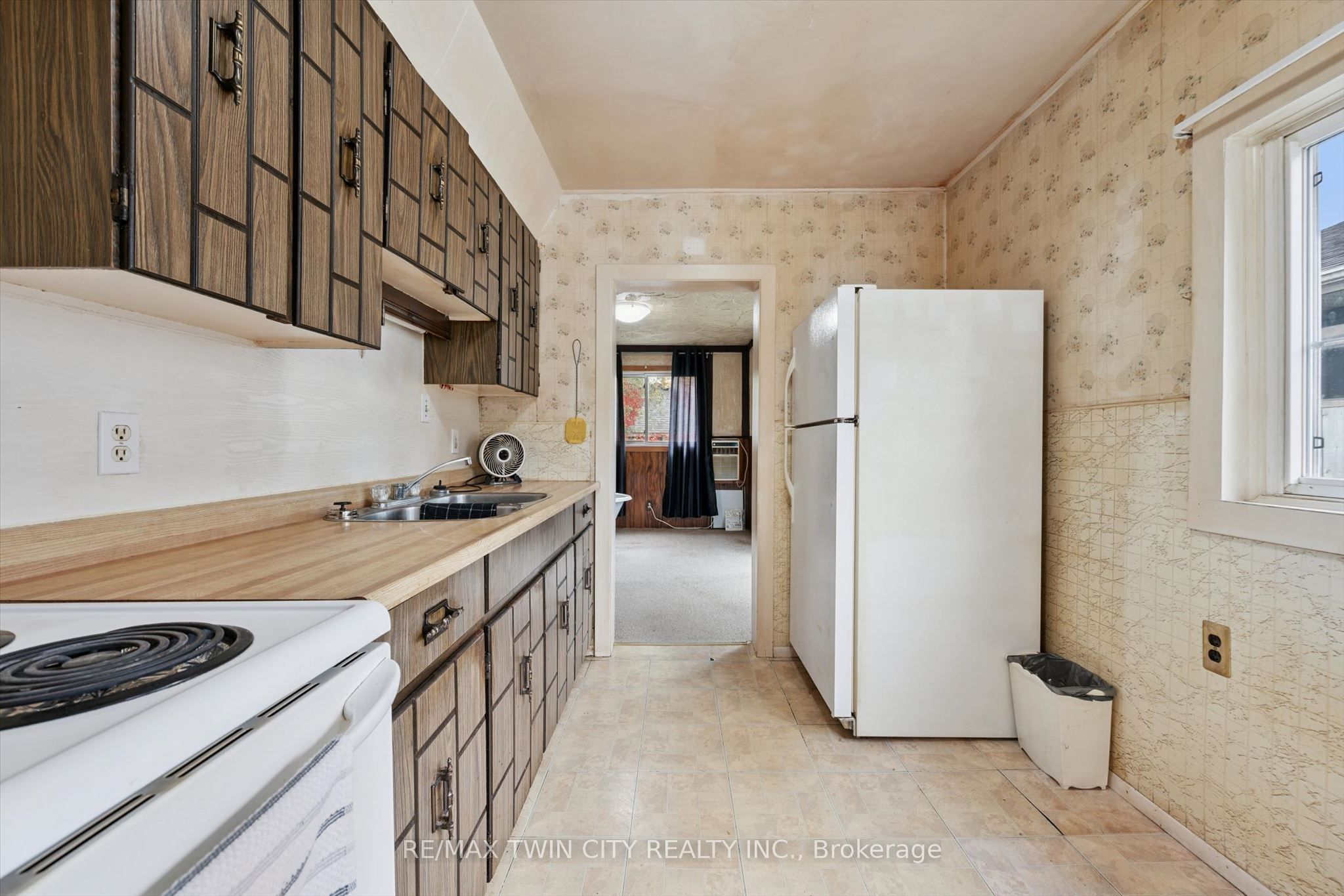 127 Spadina Road E Property Photo 2