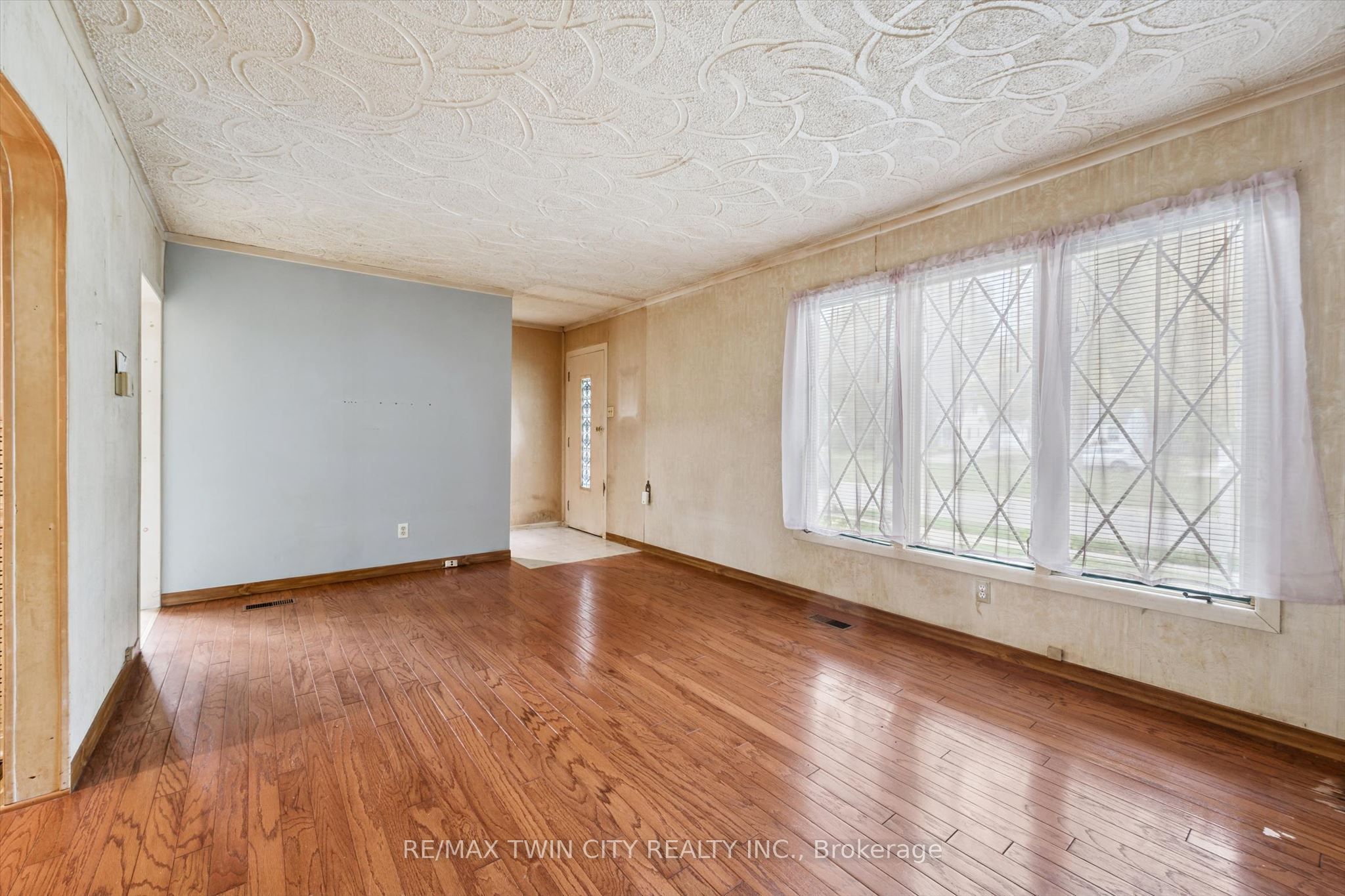 127 Spadina Road E Property Photo 3