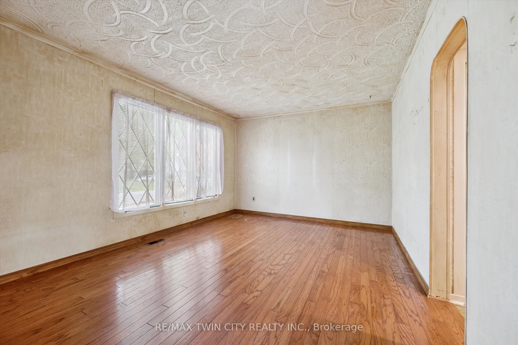 127 Spadina Road E Property Photo 5