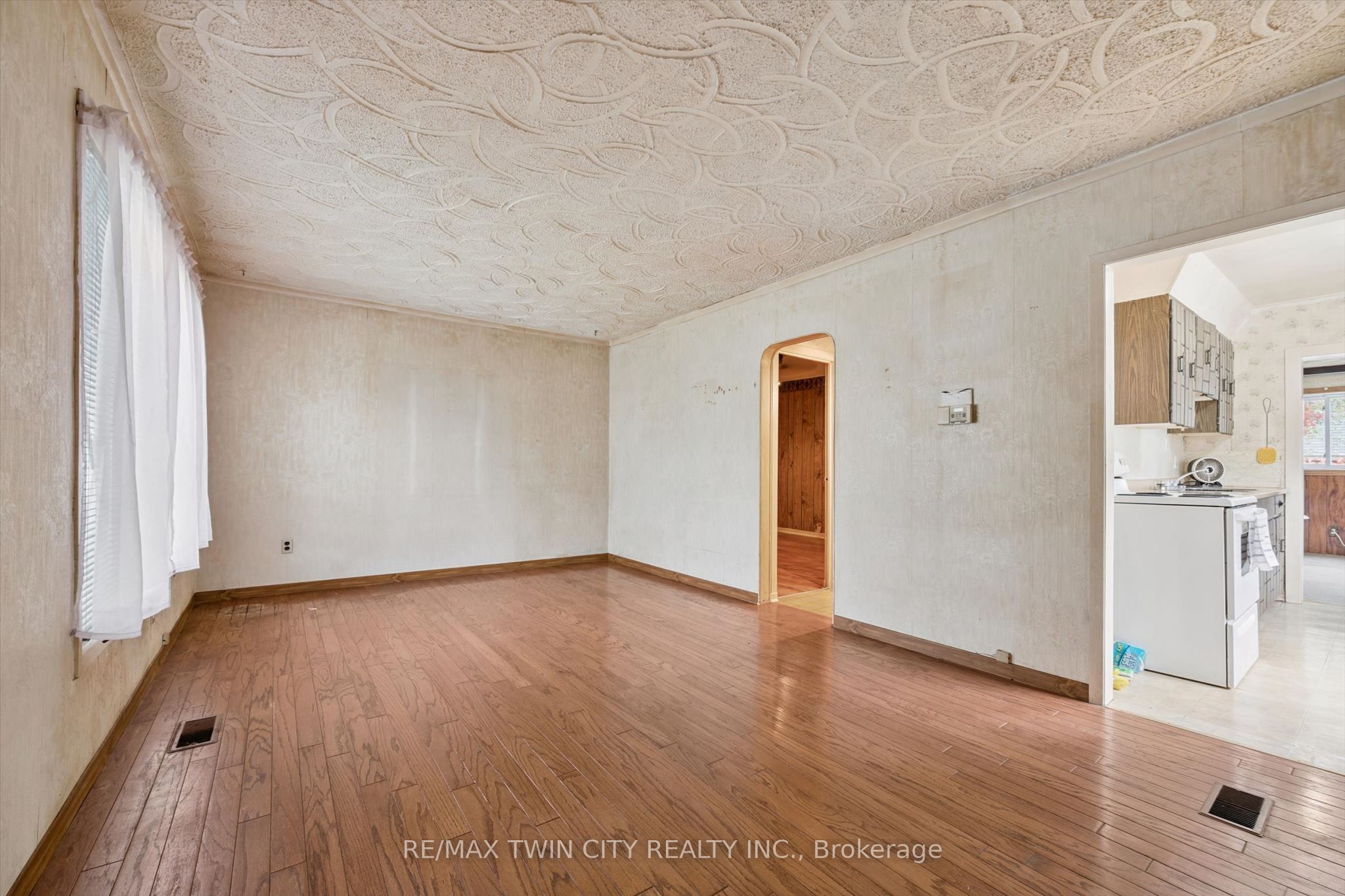 127 Spadina Road E Property Photo 6