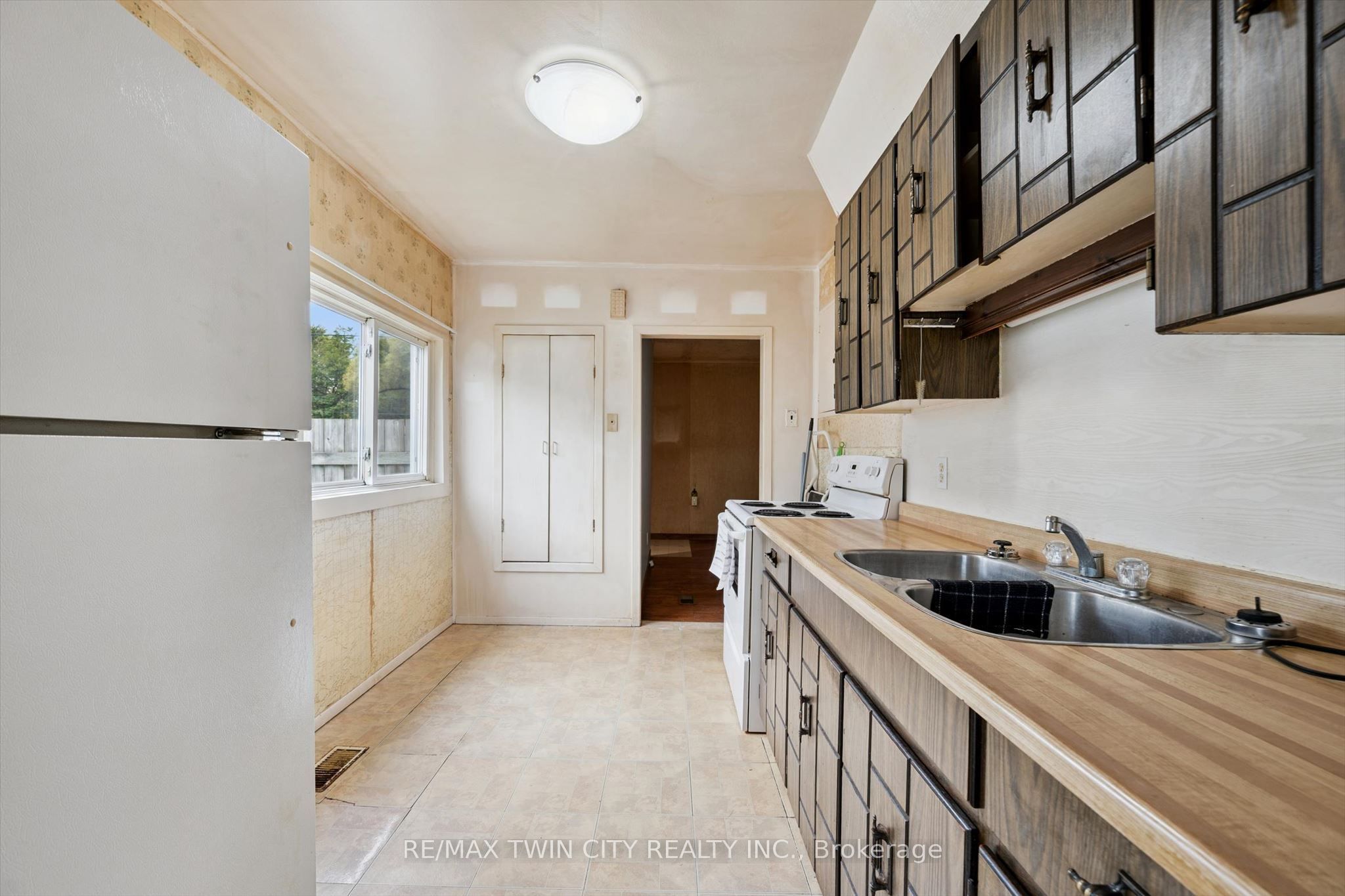 127 Spadina Road E Property Photo 7