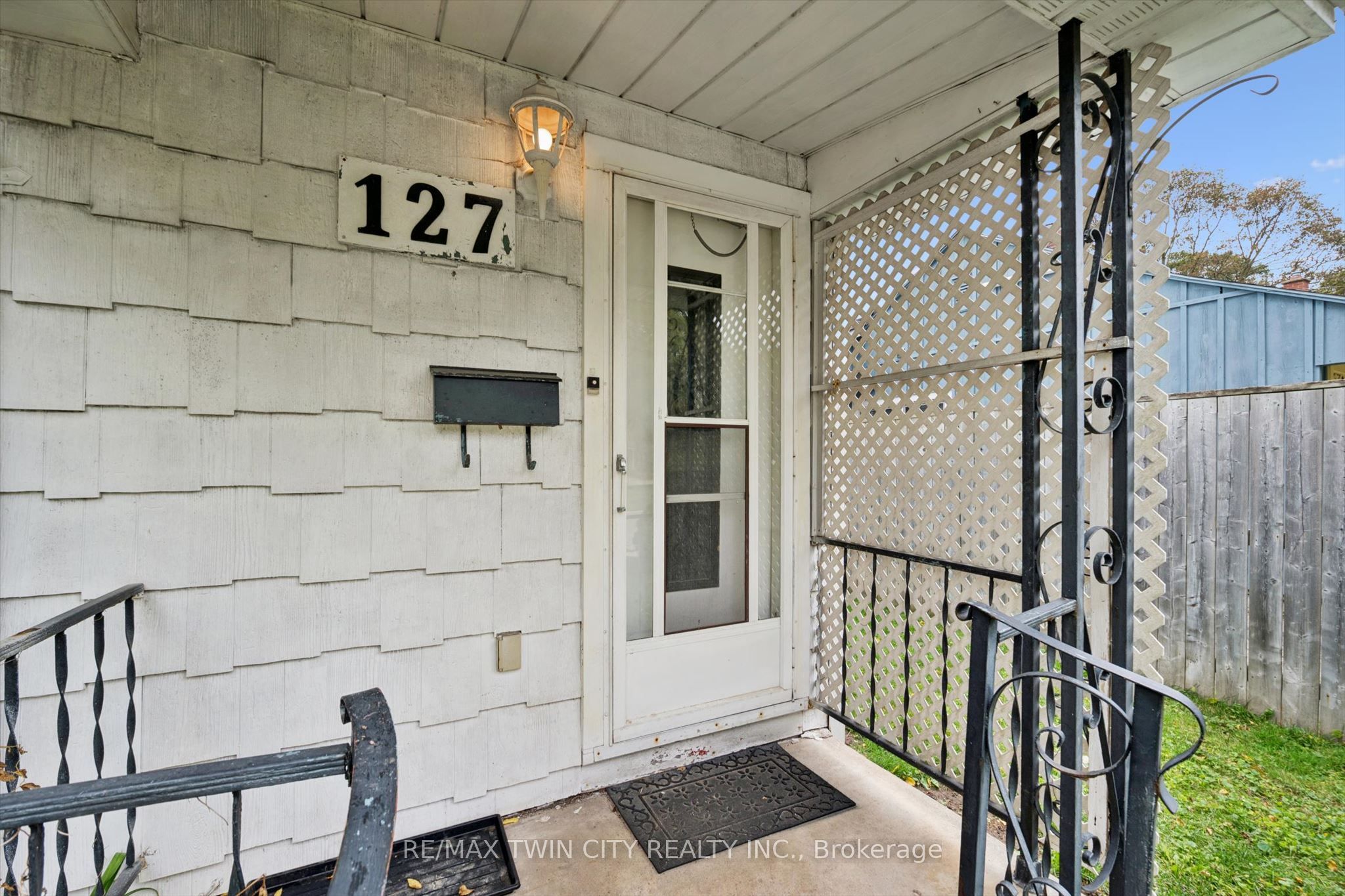 127 Spadina Road E Property Photo 20