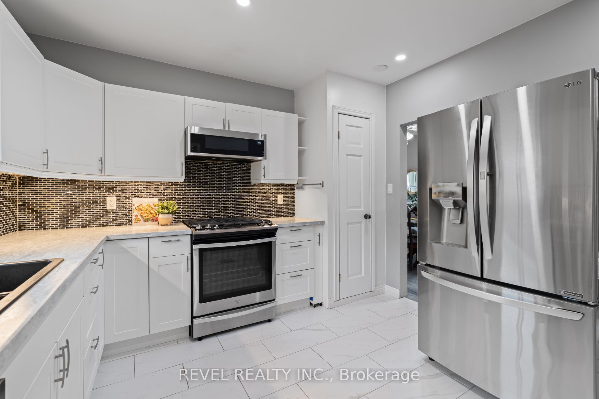3 1/2 Dundonald Street Property Photo 14