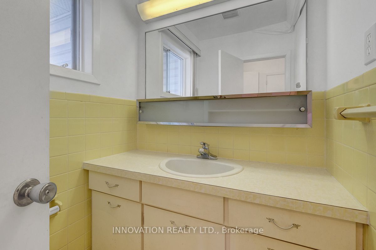 456 Gladstone Street Property Photo 16