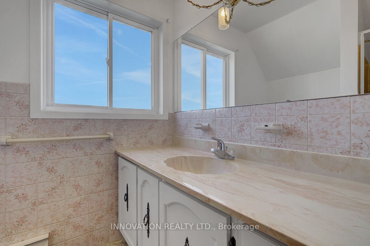 456 Gladstone Street Property Photo 33