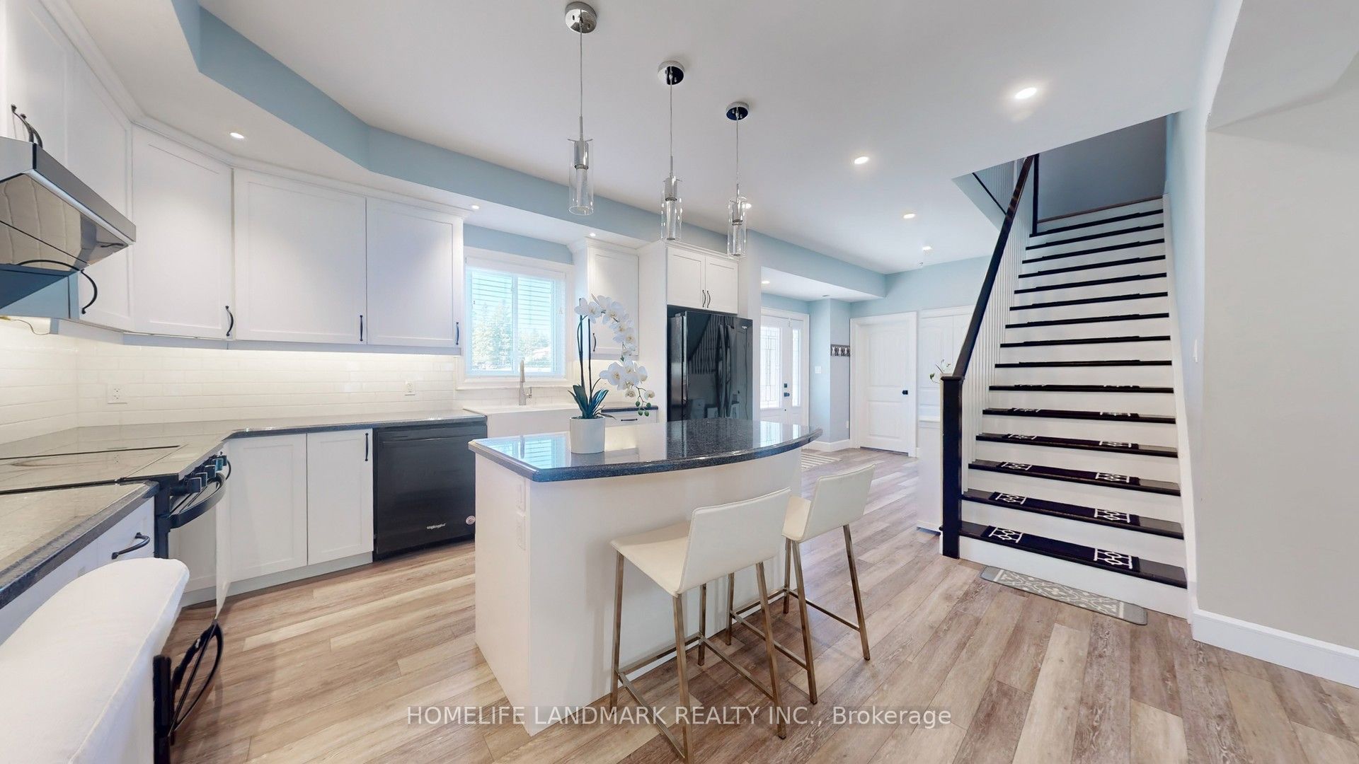 208 Lakeshore Drive Property Photo 9