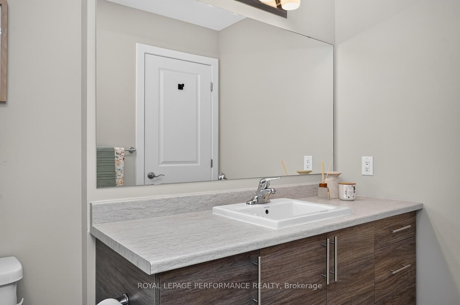 1016 Kijik Crescent Property Photo 24
