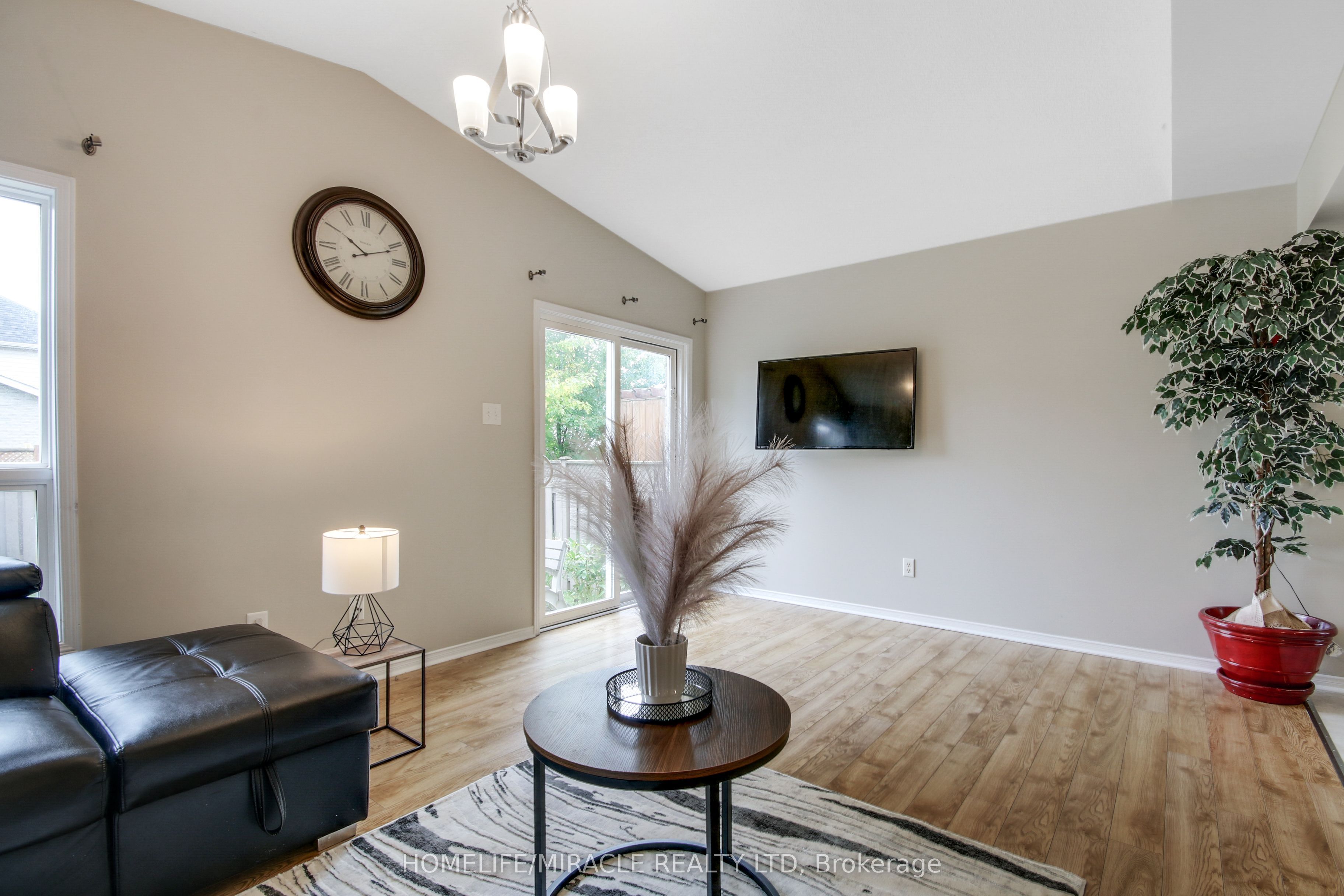 1827 Bloom Crescent Property Photo 7