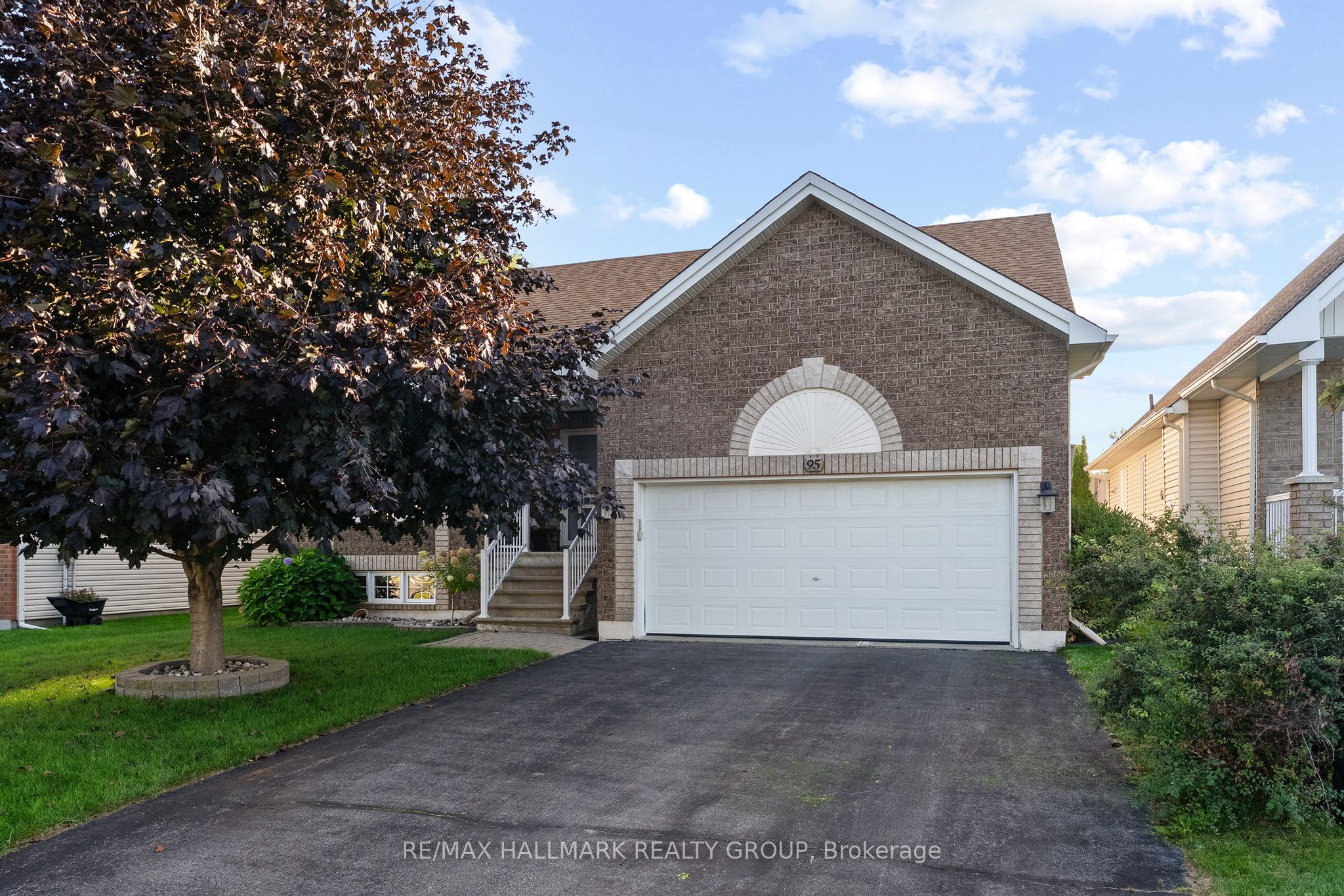 95 Lloydalex Crescent Property Photo 2