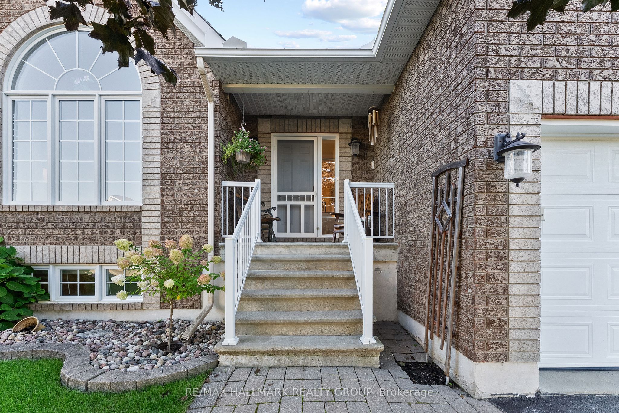 95 Lloydalex Crescent Property Photo 3