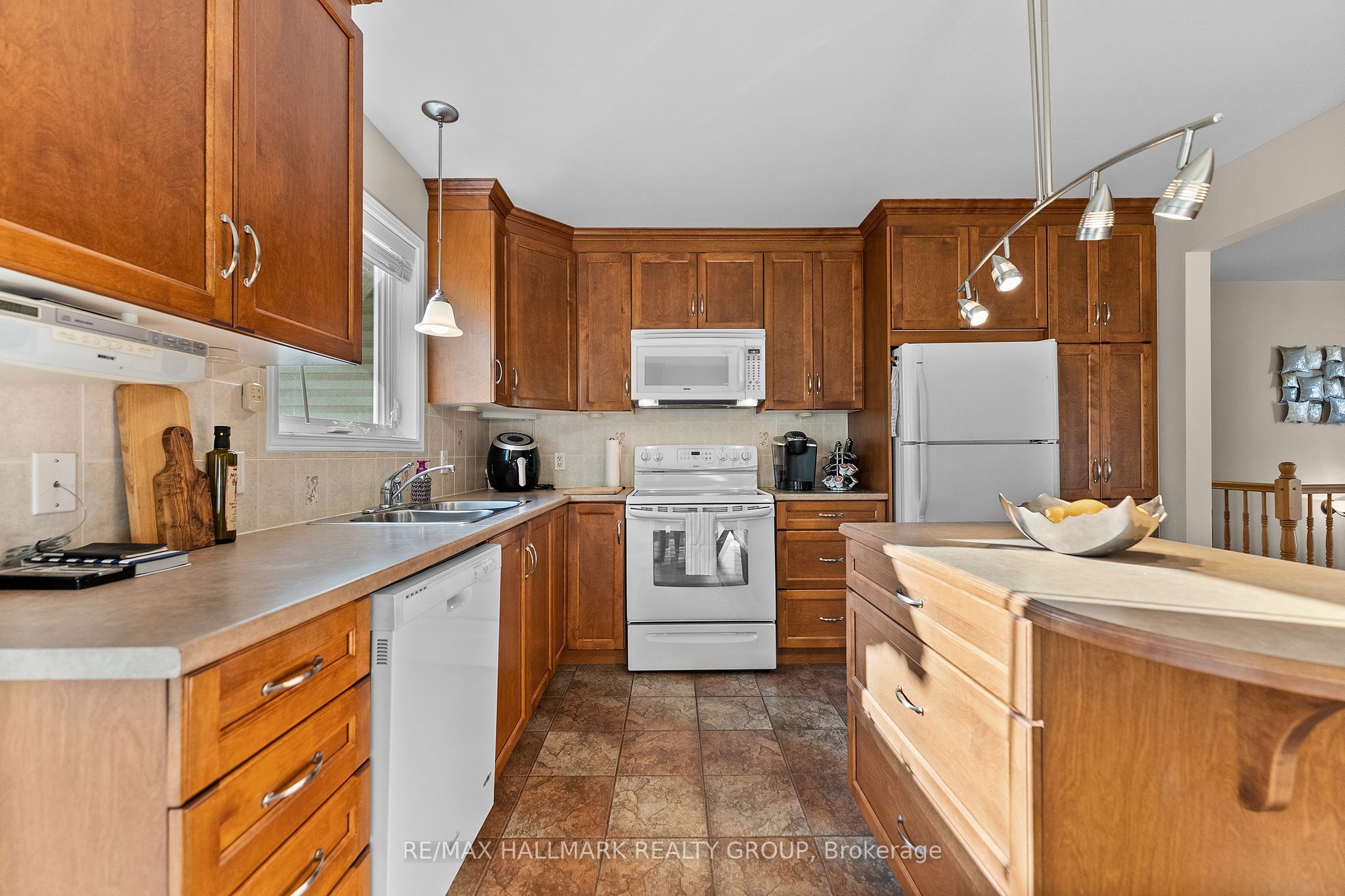 95 Lloydalex Crescent Property Photo 16