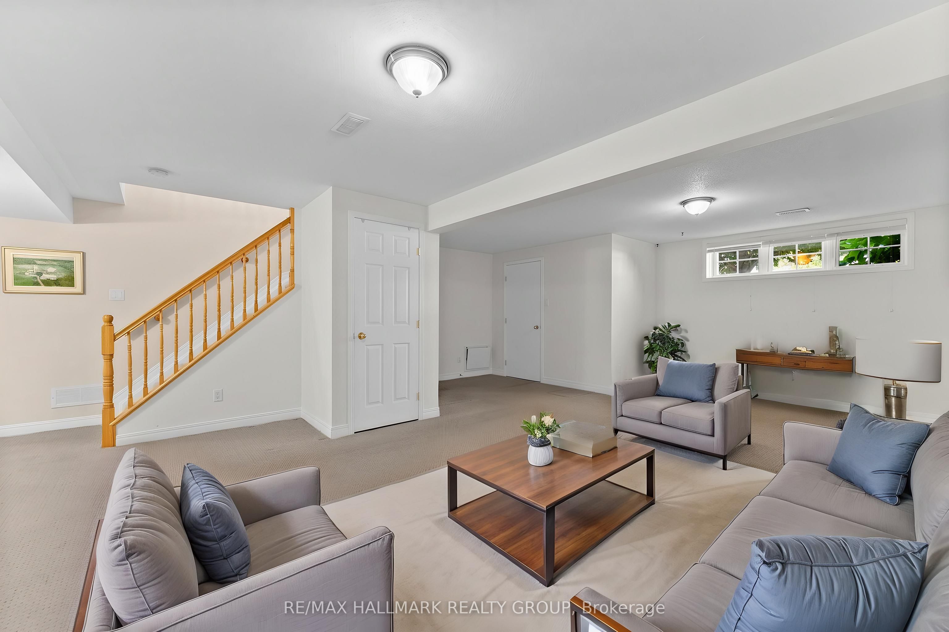 95 Lloydalex Crescent Property Photo 30