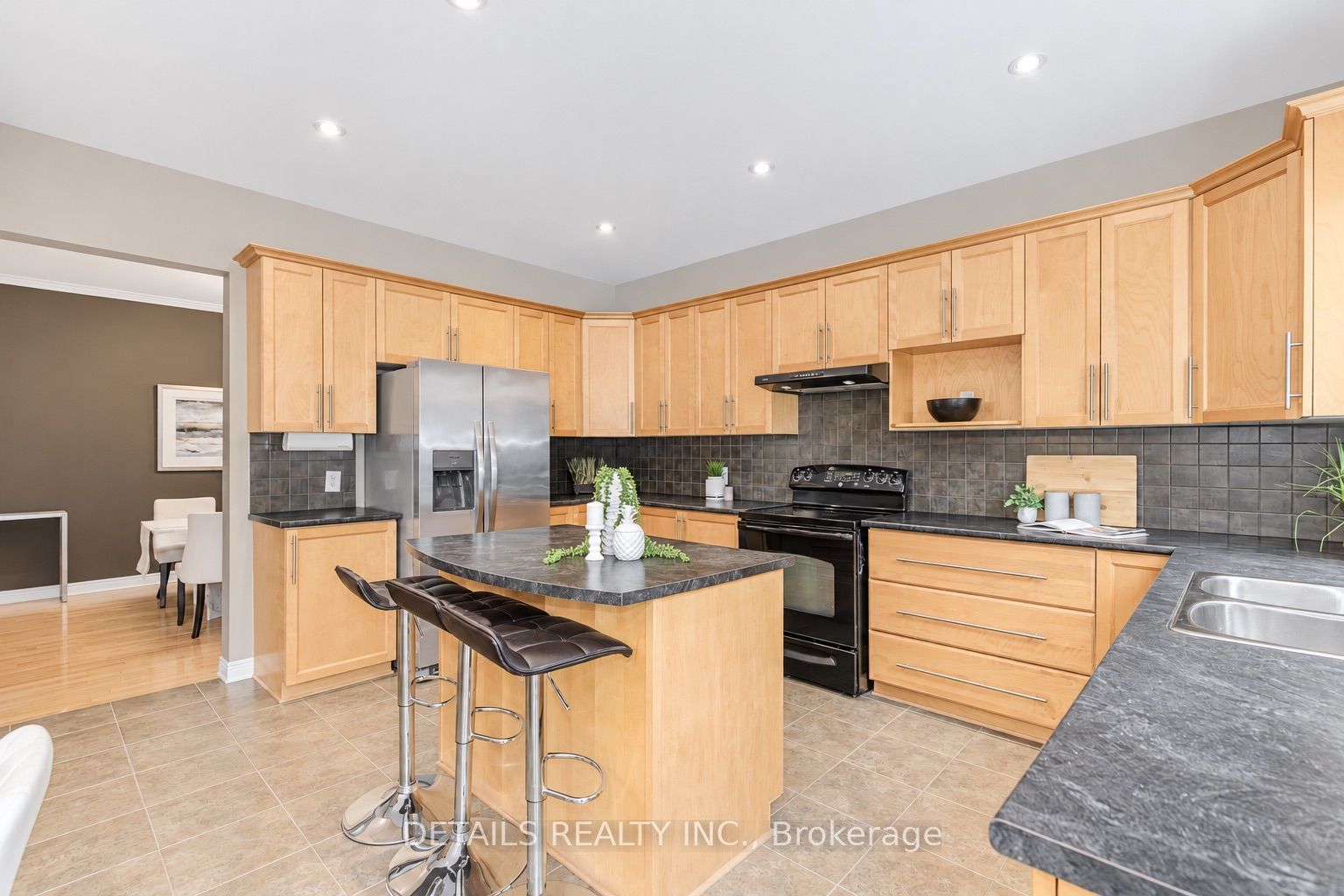 703 Kilmar Crescent Property Photo 16