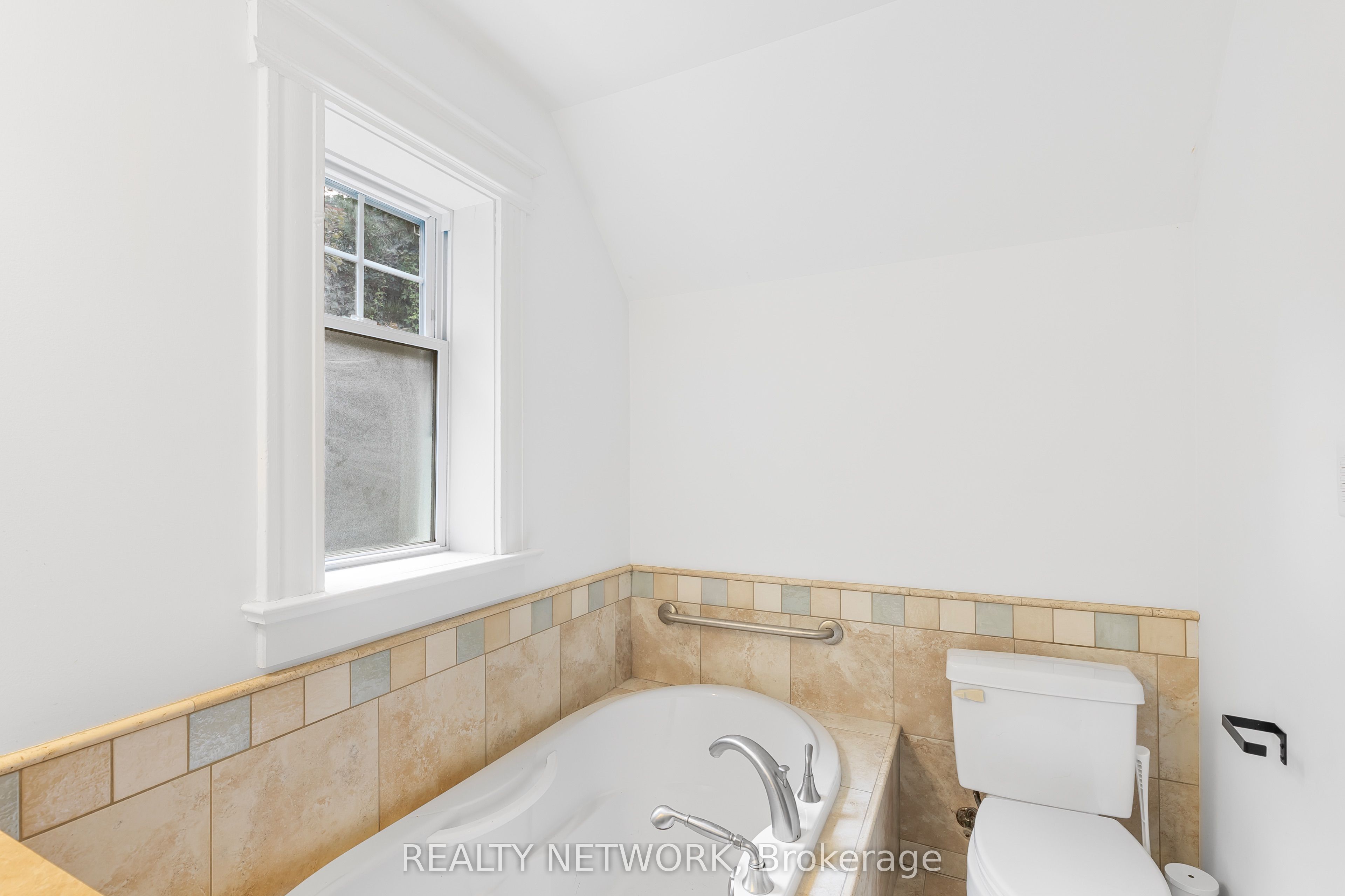 17 Gerrard Street Property Photo 23