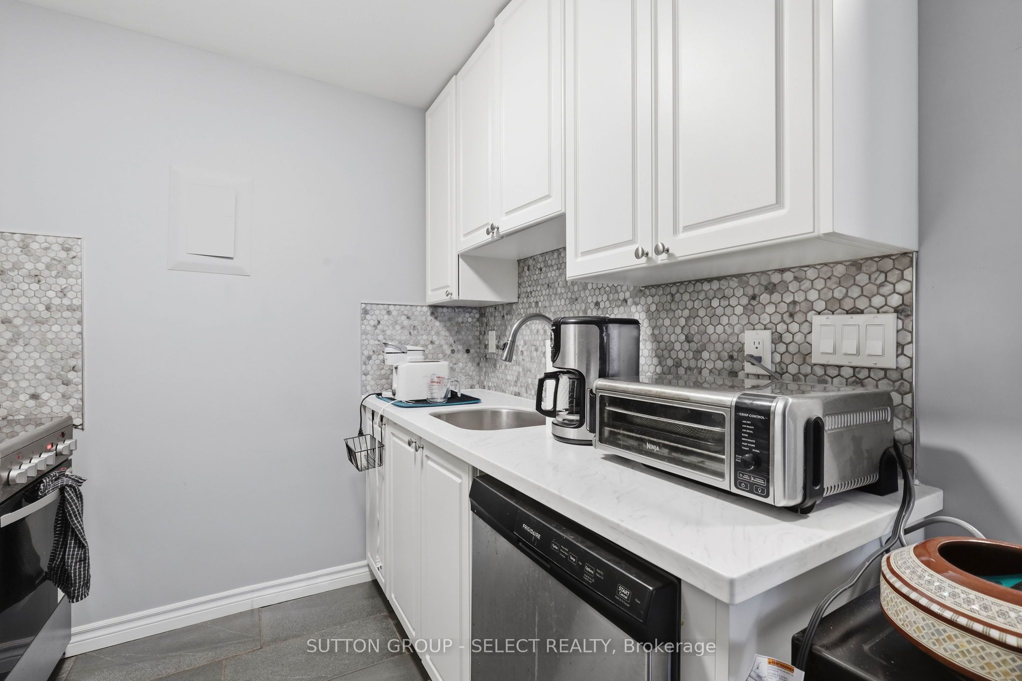 1102 Jalna Boulevard 408 Property Photo 19