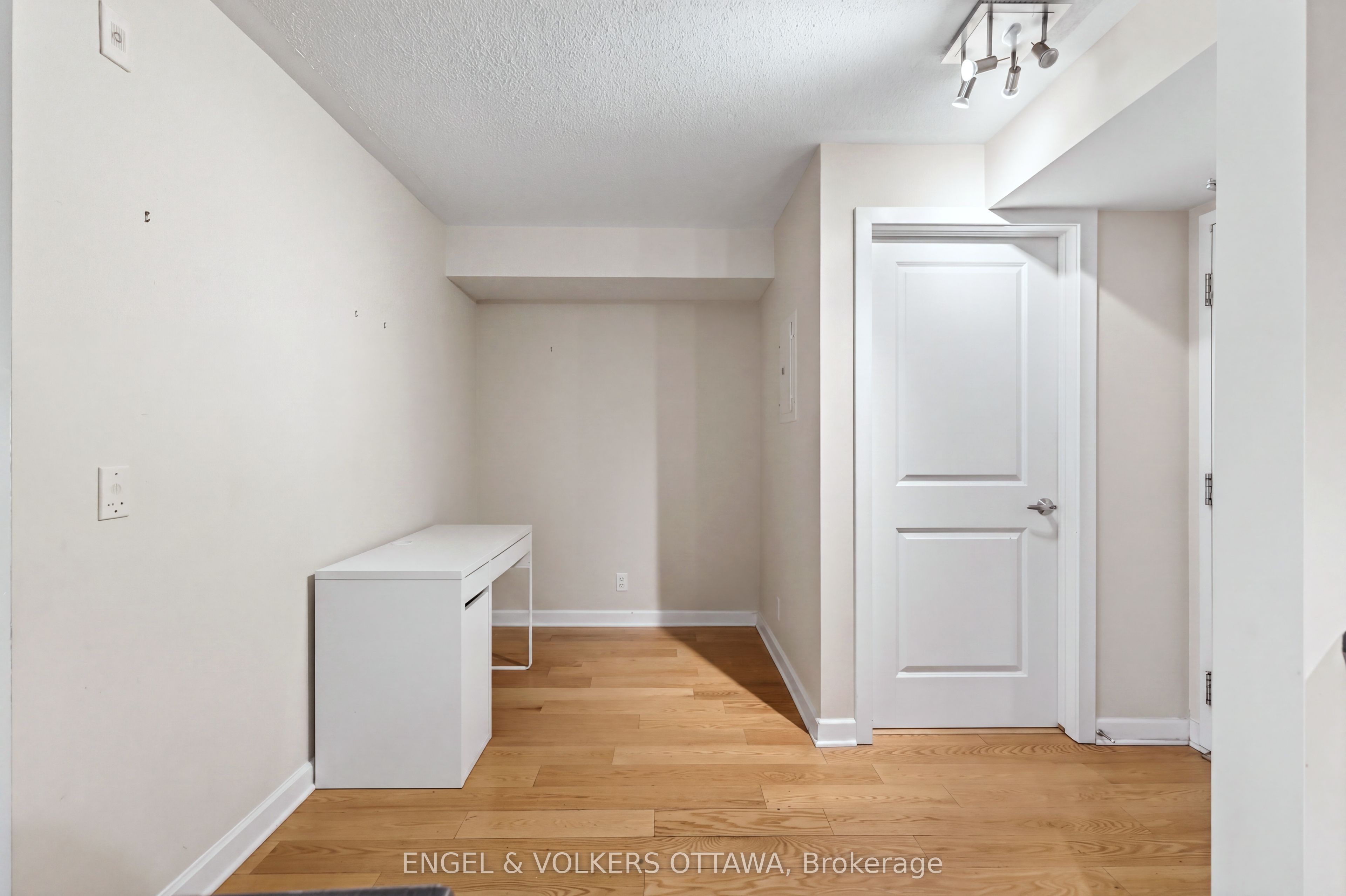 138 Somerset Street W 604 Property Photo 3