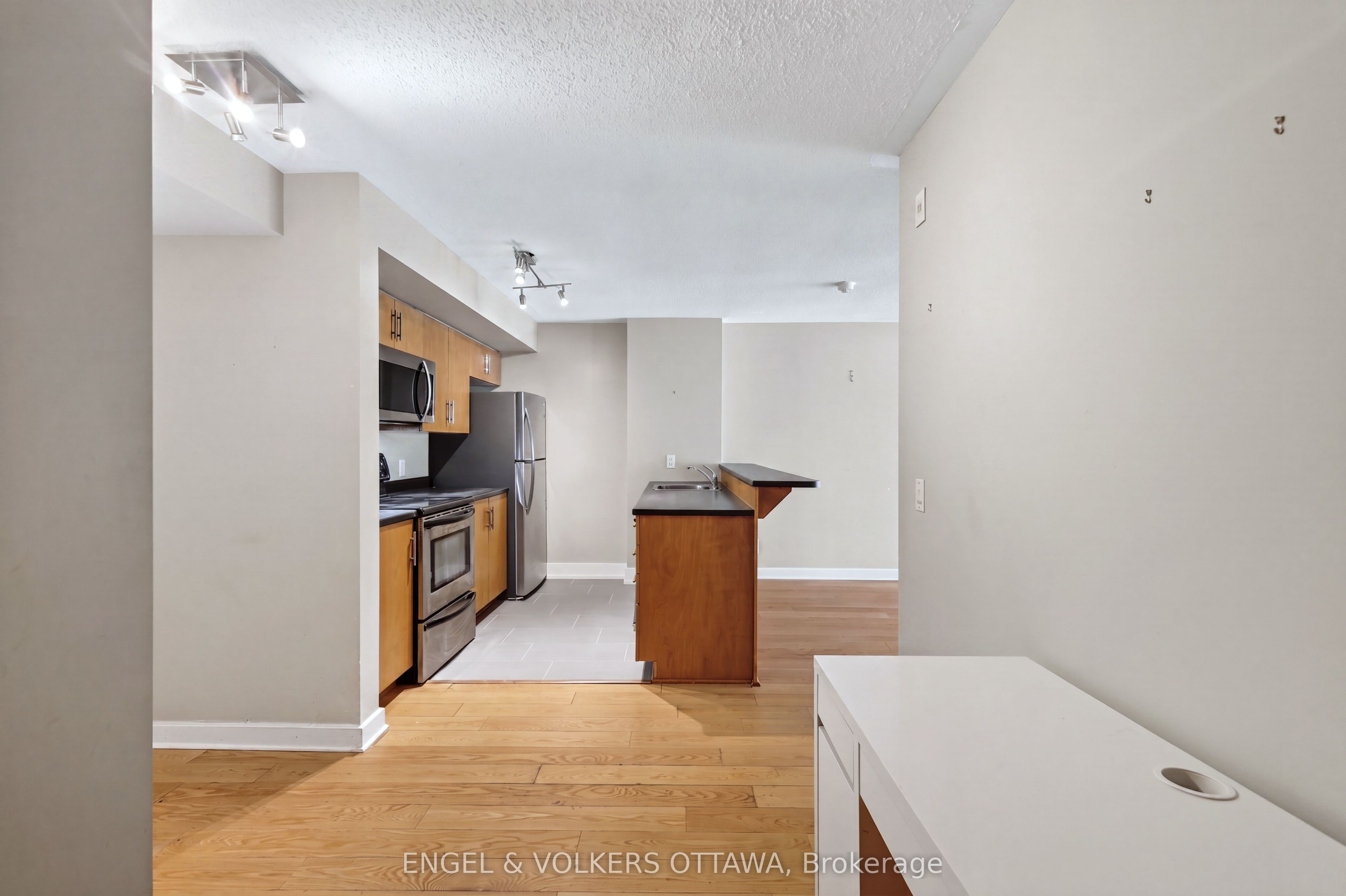 138 Somerset Street W 604 Property Photo 5