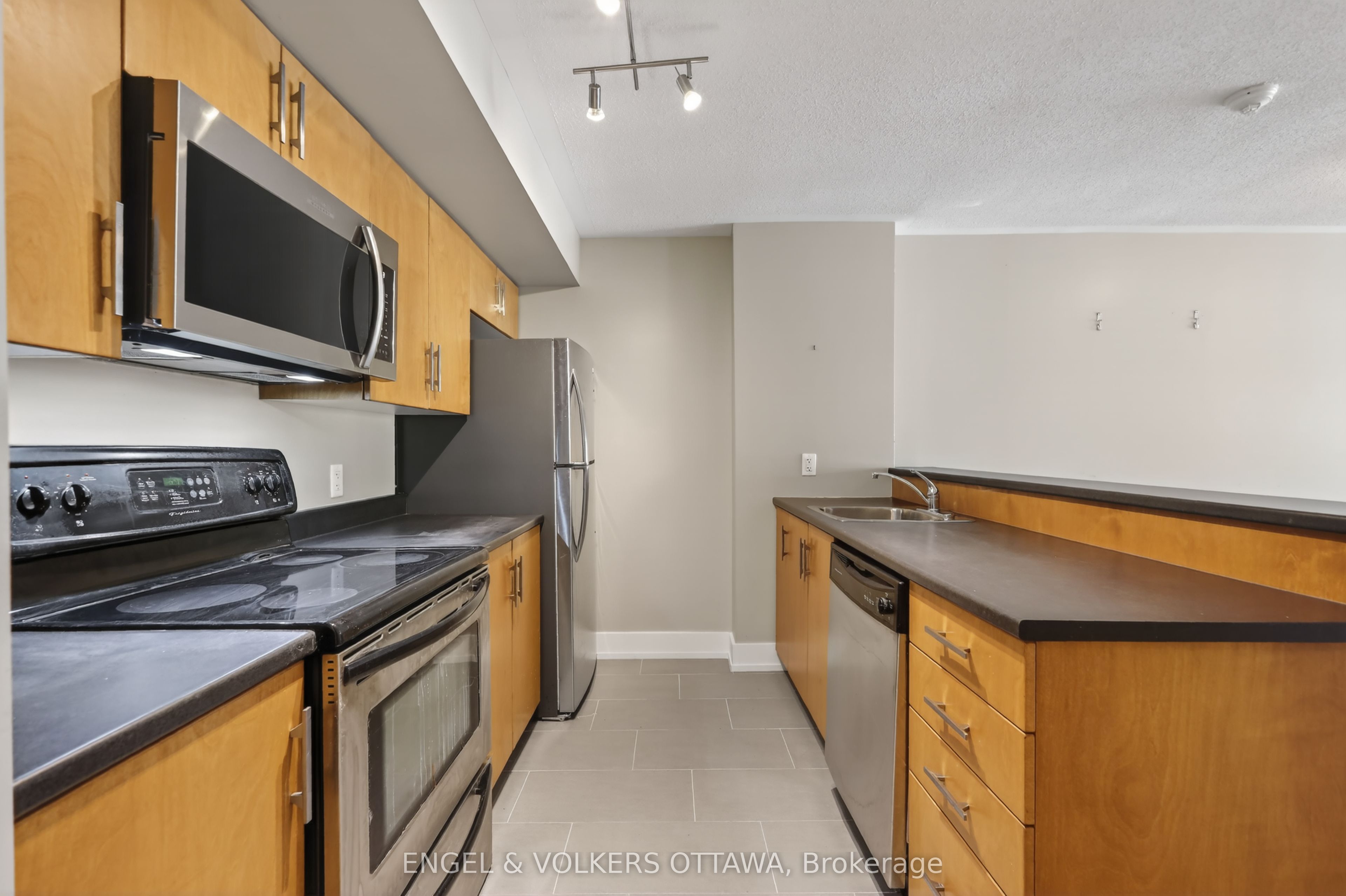 138 Somerset Street W 604 Property Photo 6