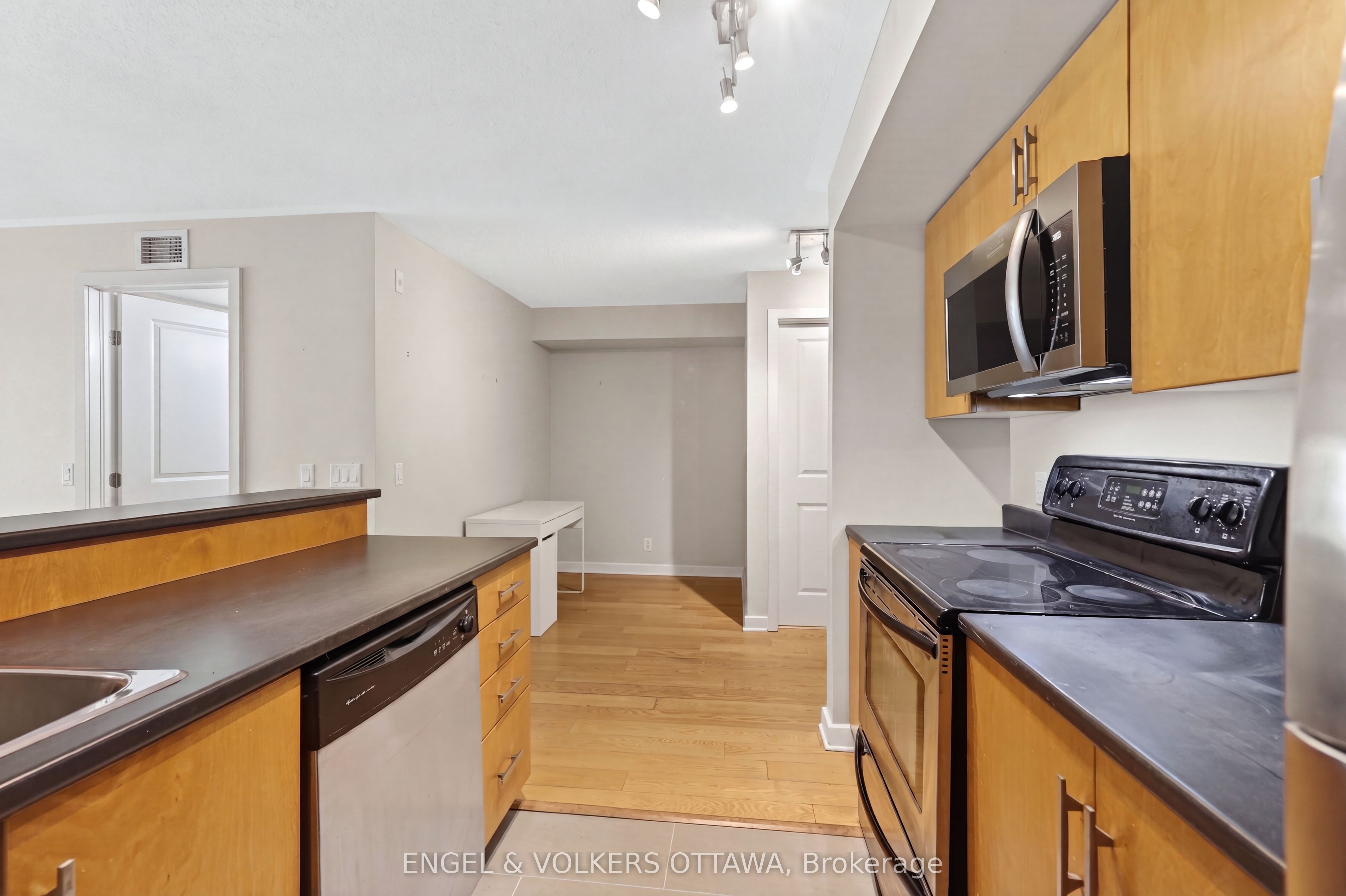 138 Somerset Street W 604 Property Photo 7