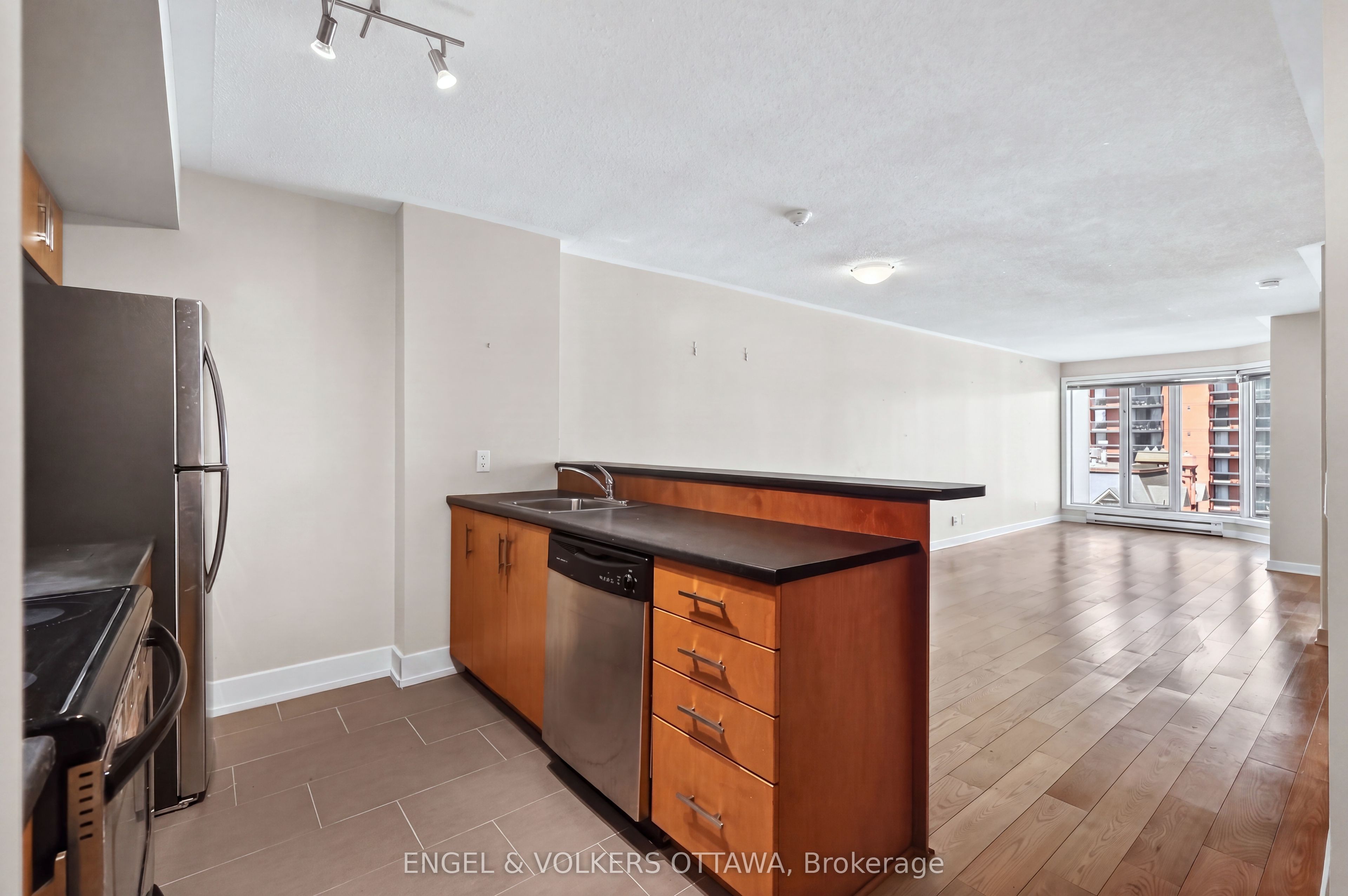 138 Somerset Street W 604 Property Photo 8