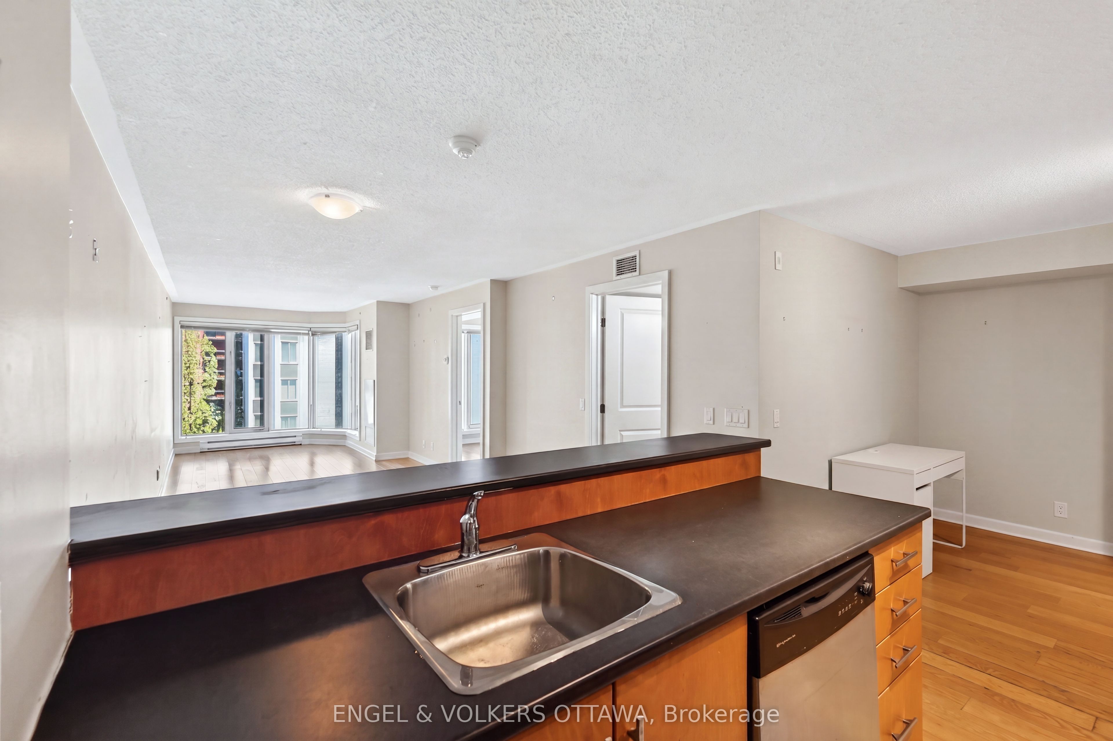 138 Somerset Street W 604 Property Photo 9