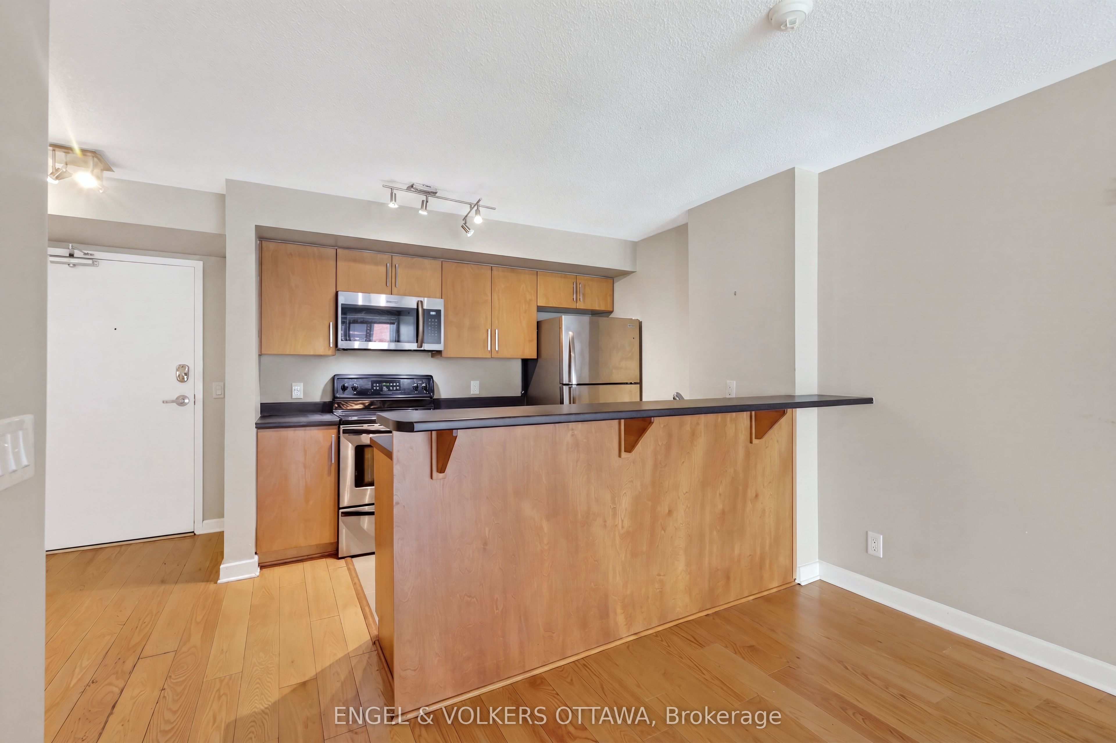 138 Somerset Street W 604 Property Photo 10