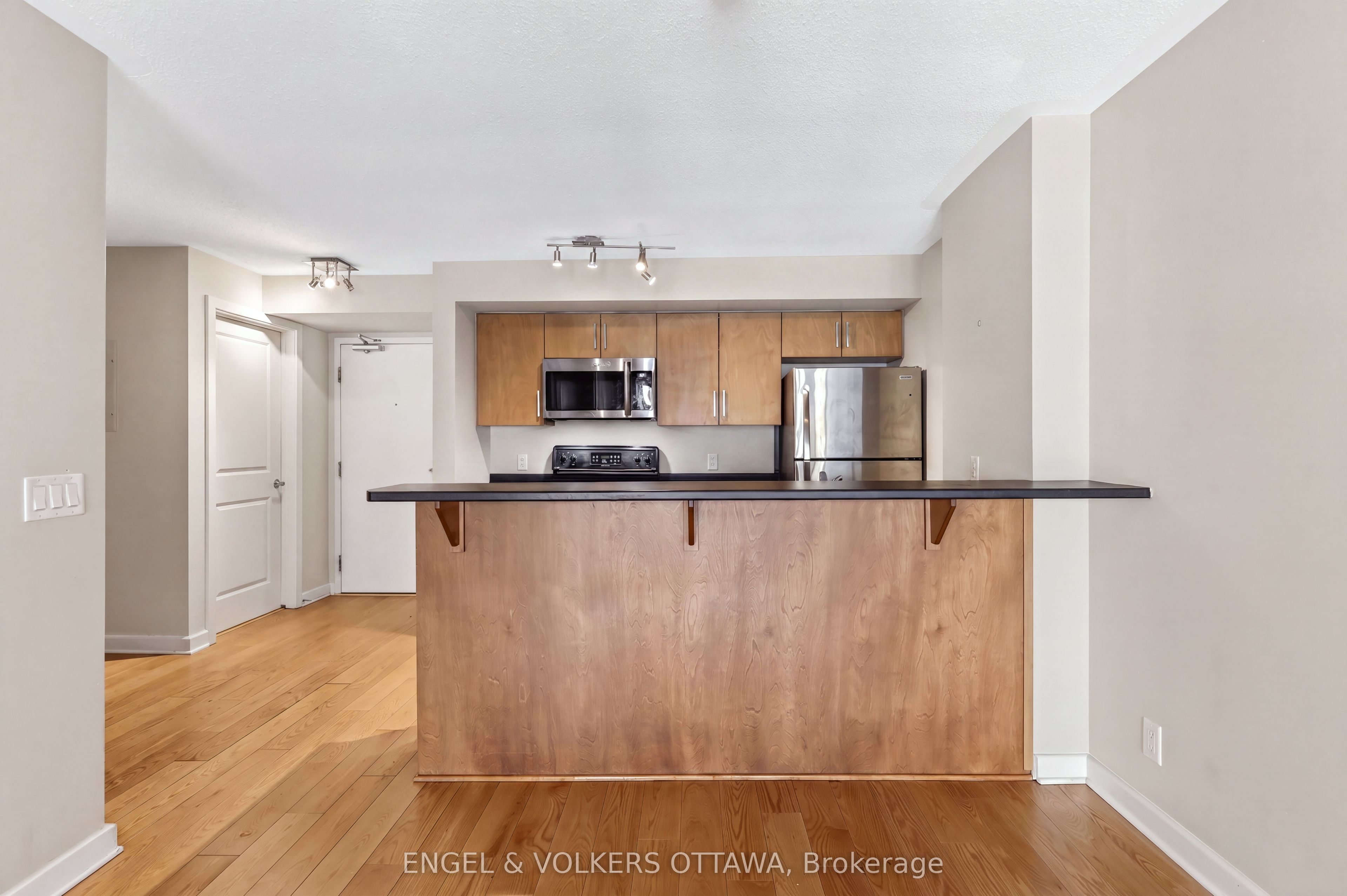 138 Somerset Street W 604 Property Photo 11