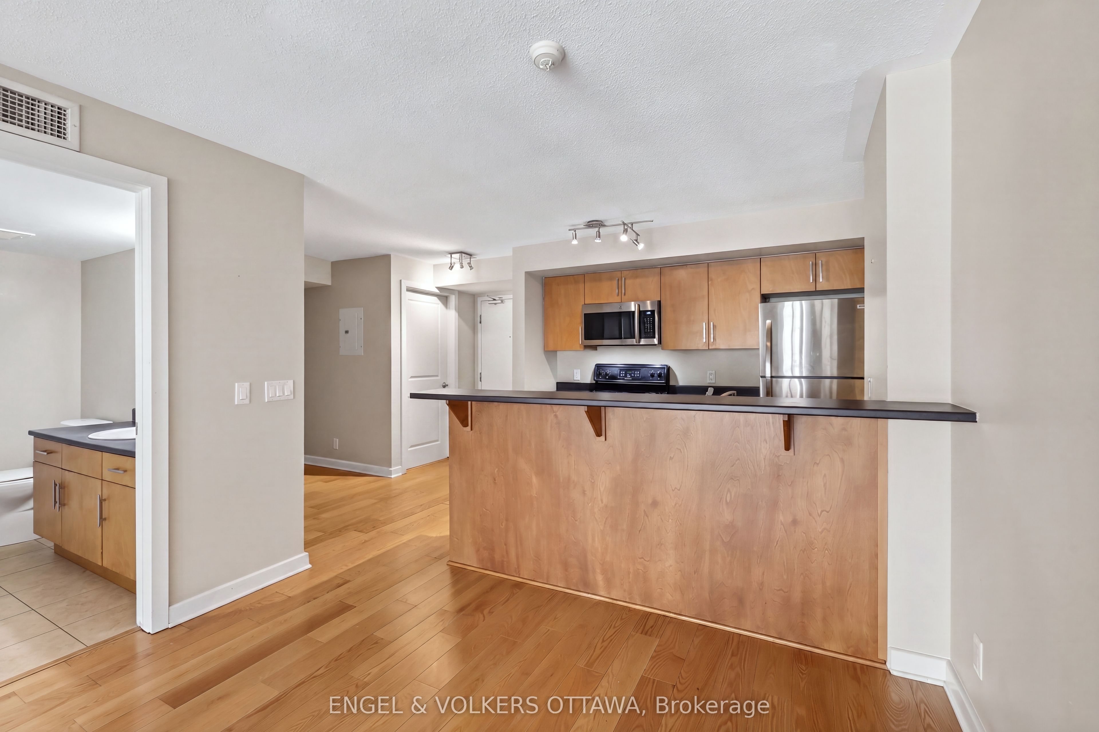138 Somerset Street W 604 Property Photo 12