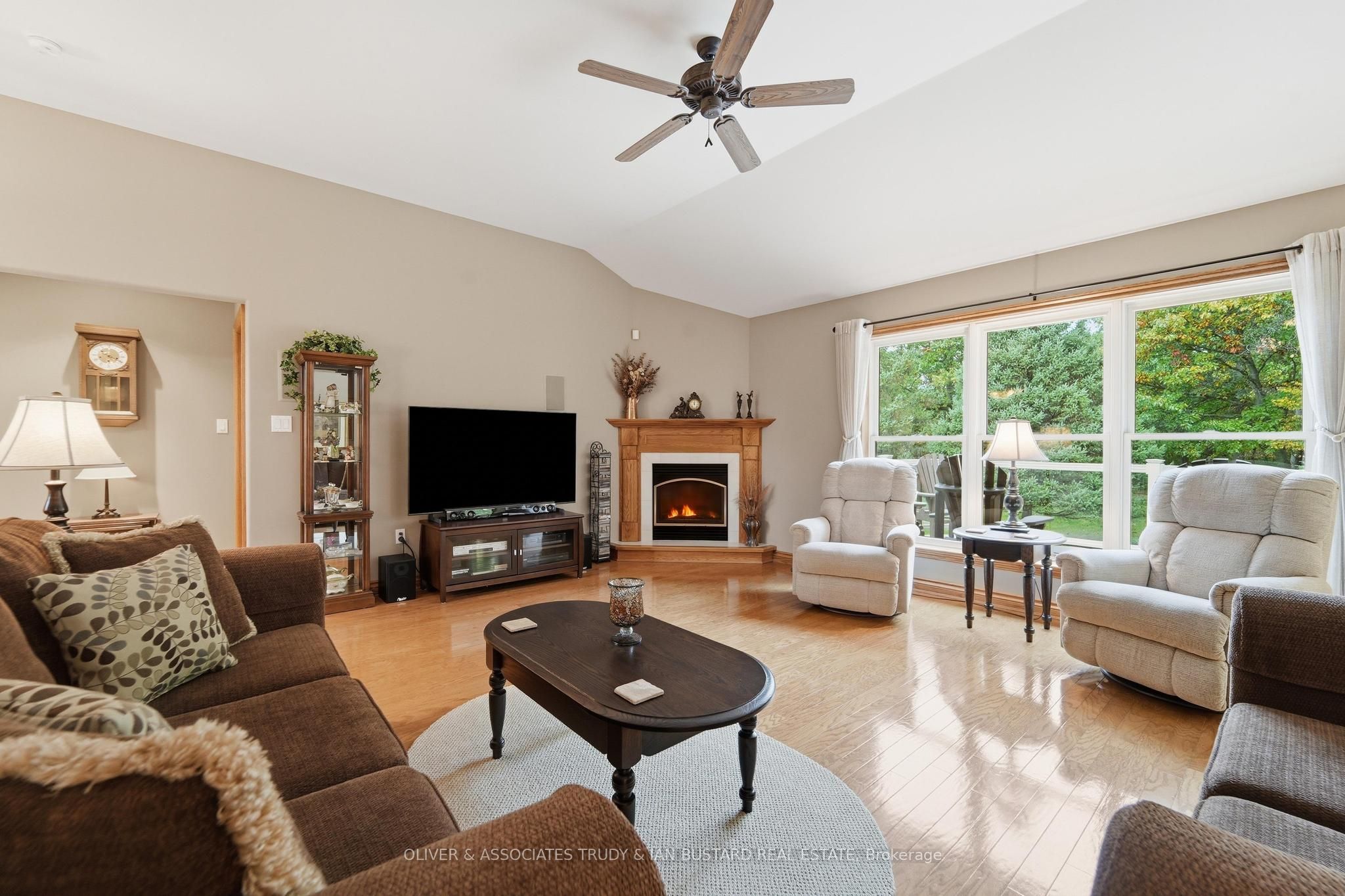 10075 Jennison Crescent Property Photo 9