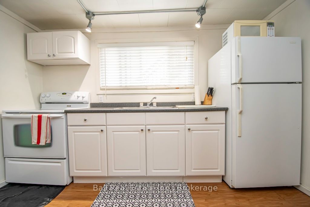 8 Bridge Street N Property Photo 28