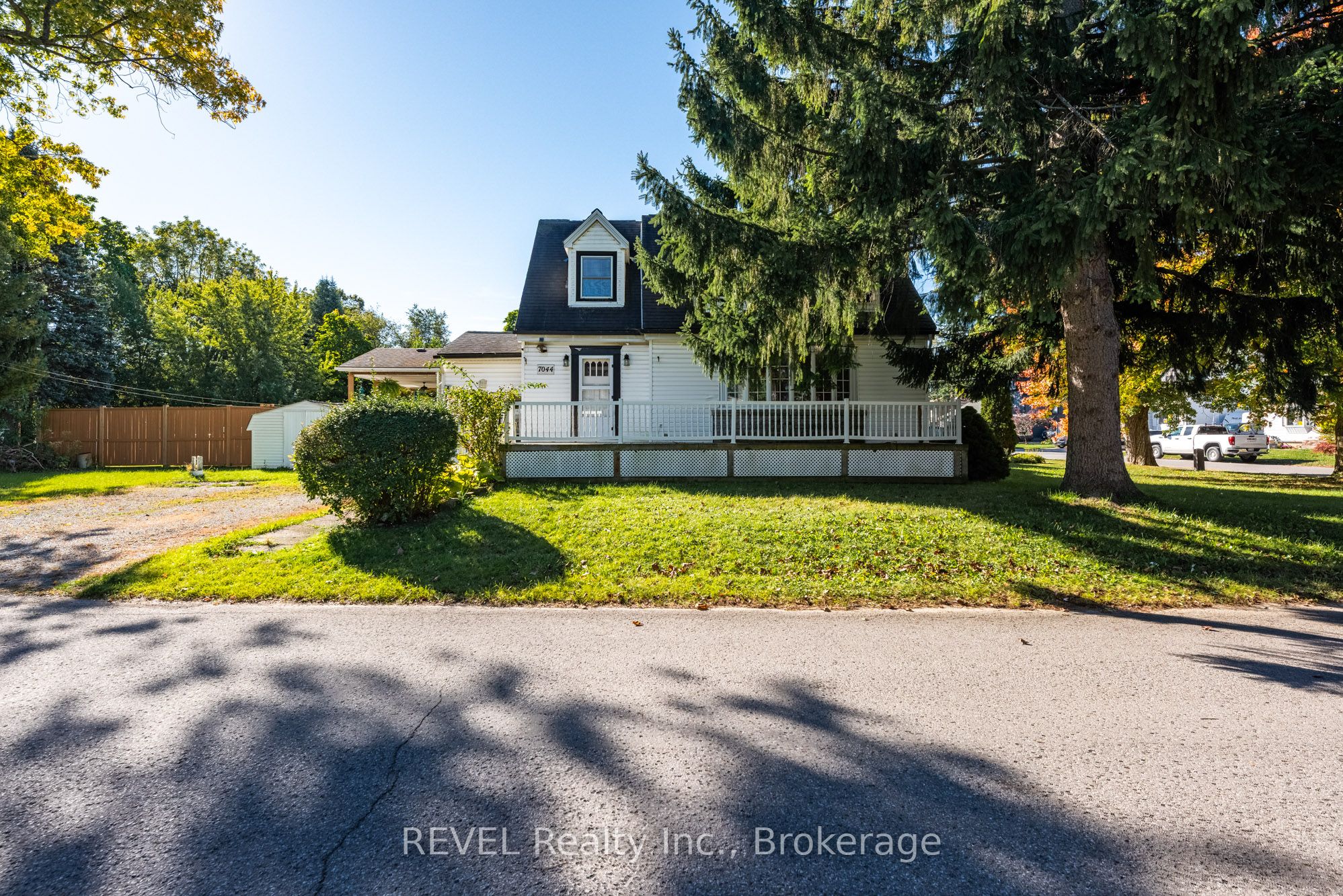 7044 Leeming Street Property Photo 4