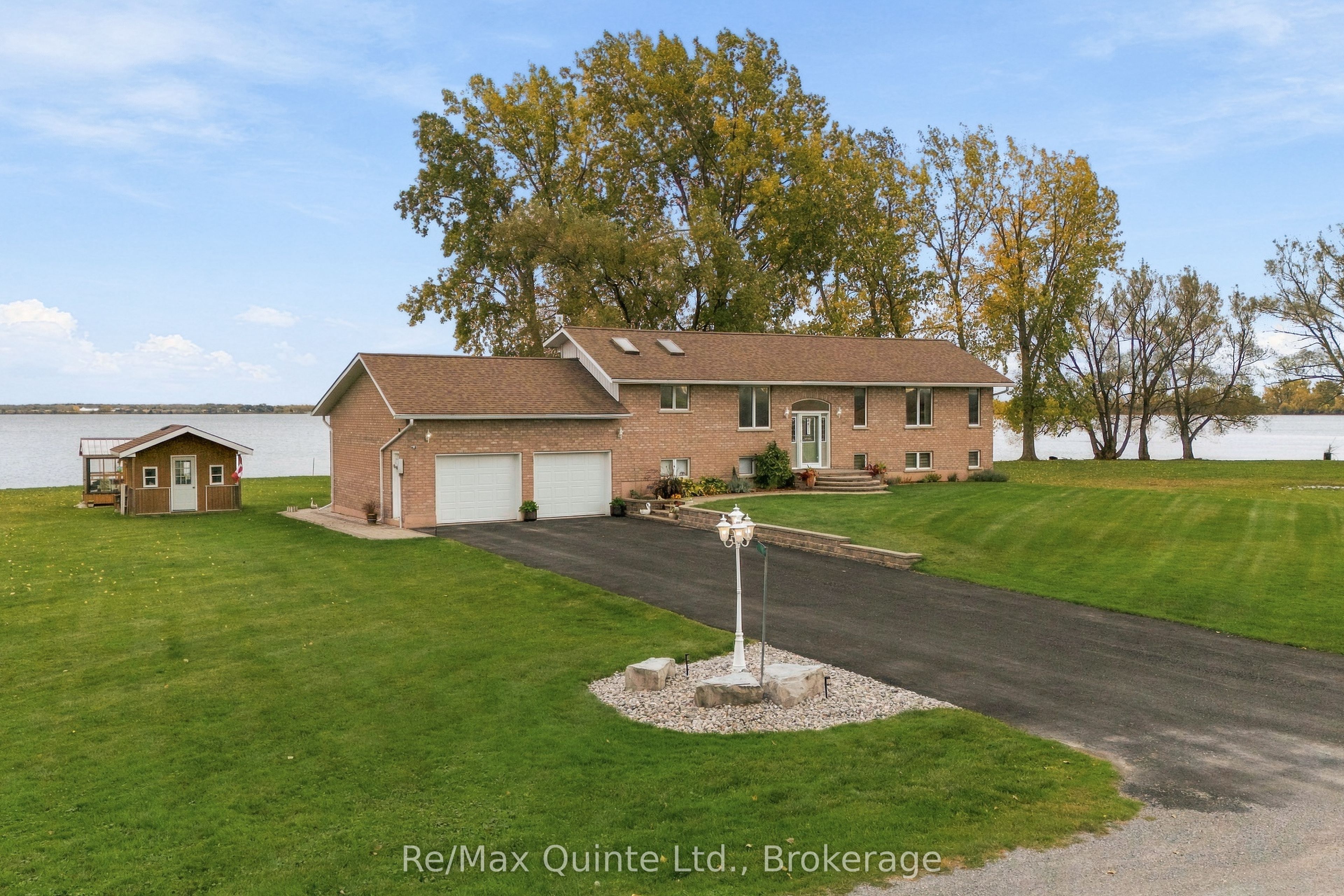 40 Wallbridge Circle Property Photo 3