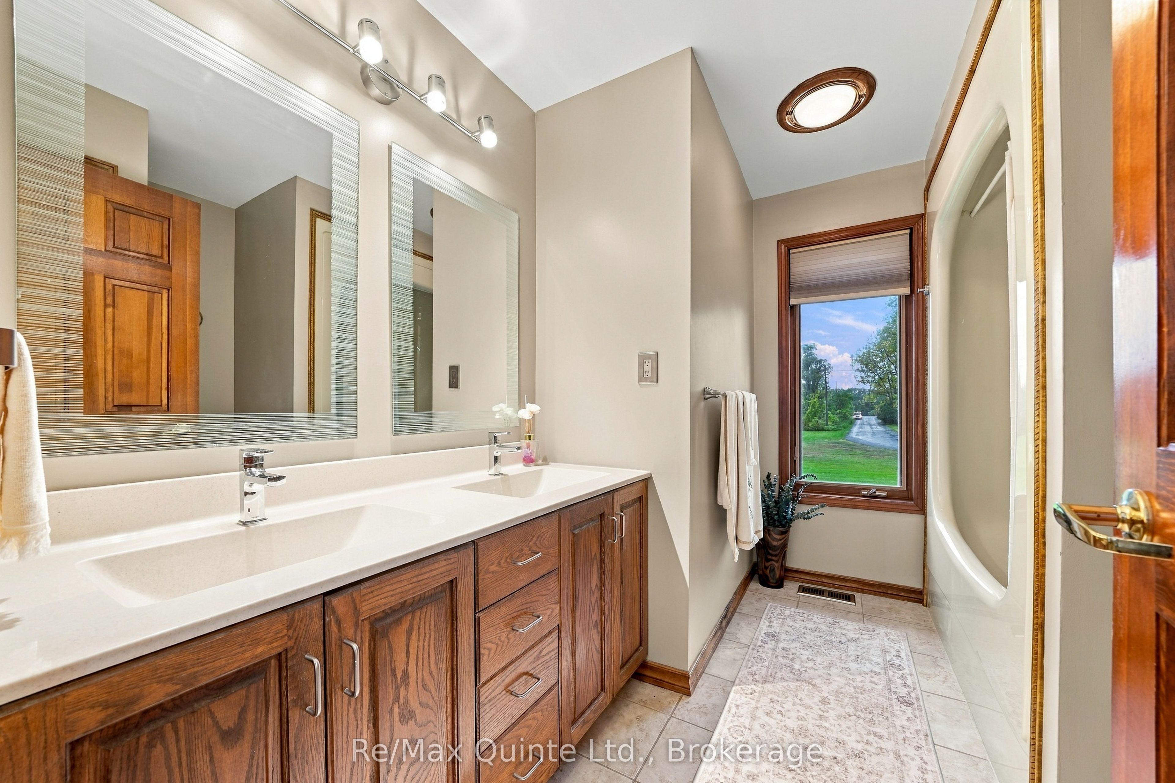 40 Wallbridge Circle Property Photo 26
