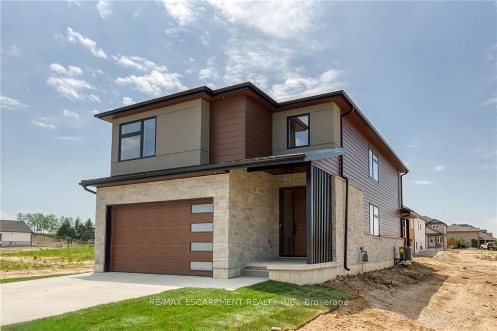 92 Craddock Boulevard Property Photo 2
