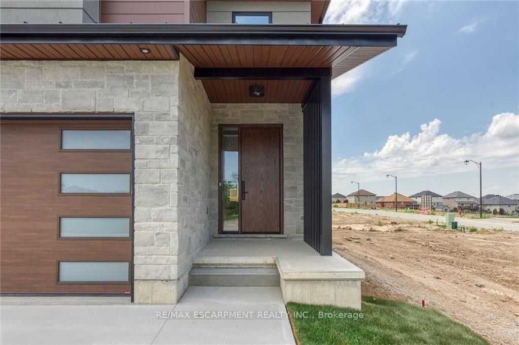 92 Craddock Boulevard Property Photo 3