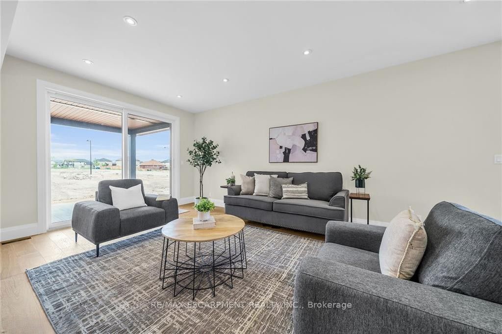 92 Craddock Boulevard Property Photo 11