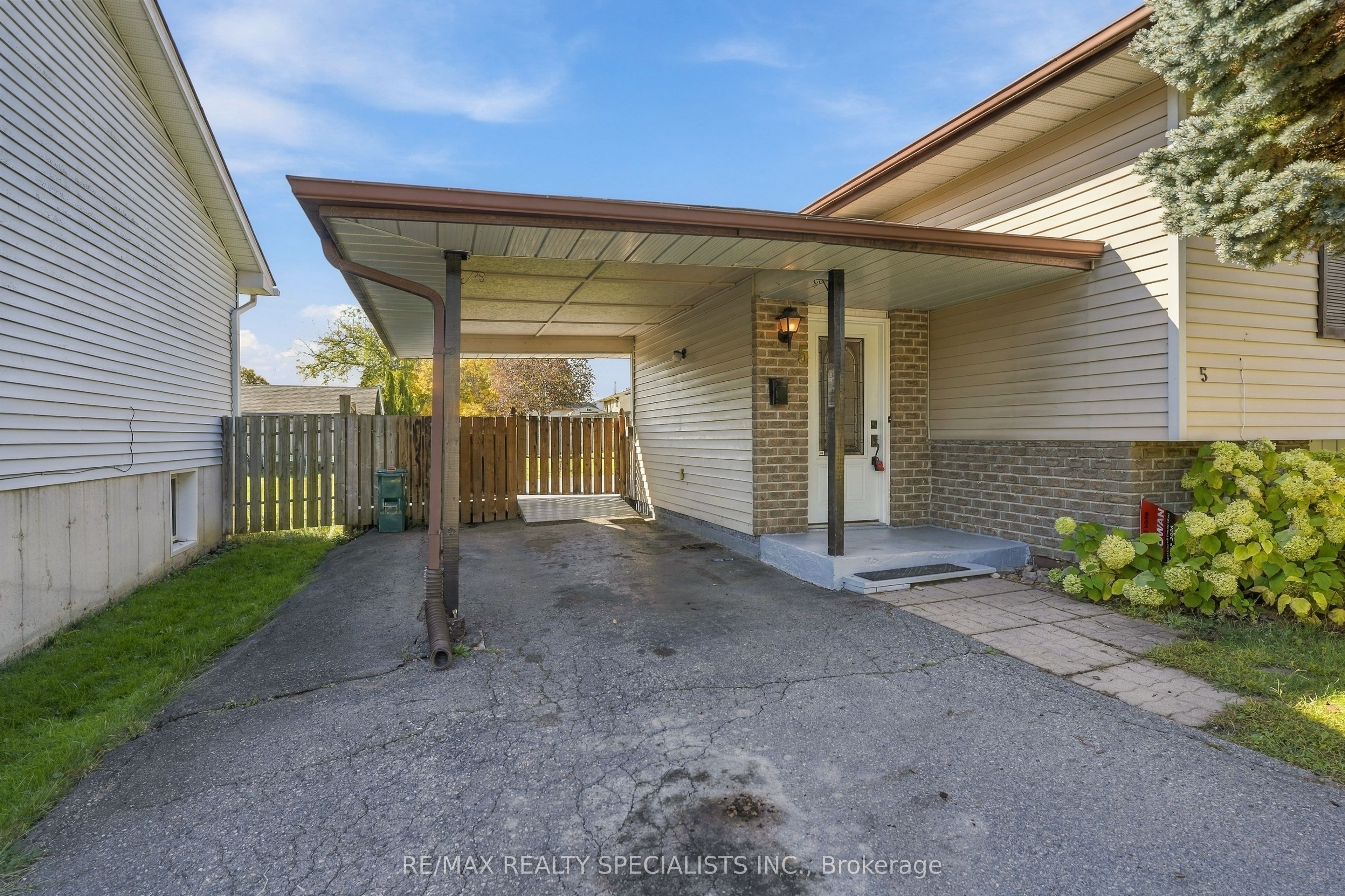 5 Van Alstine Drive Property Photo 2