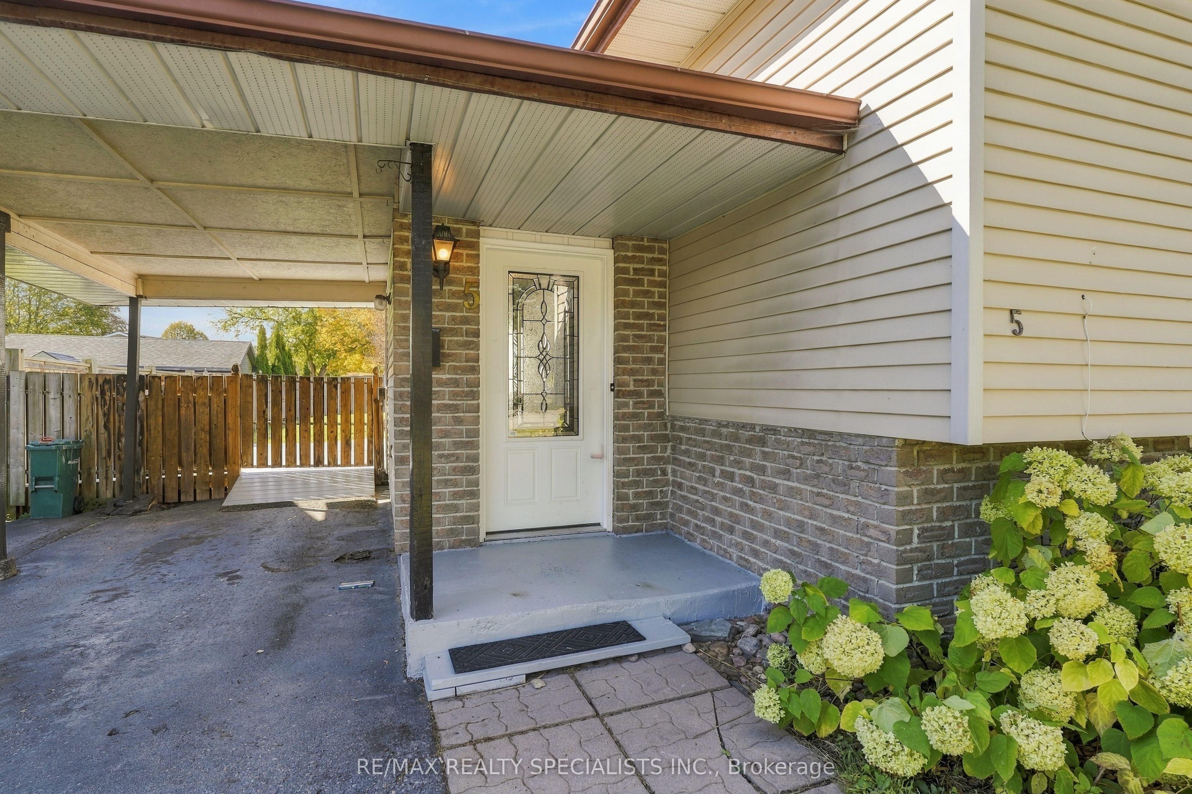 5 Van Alstine Drive Property Photo 3