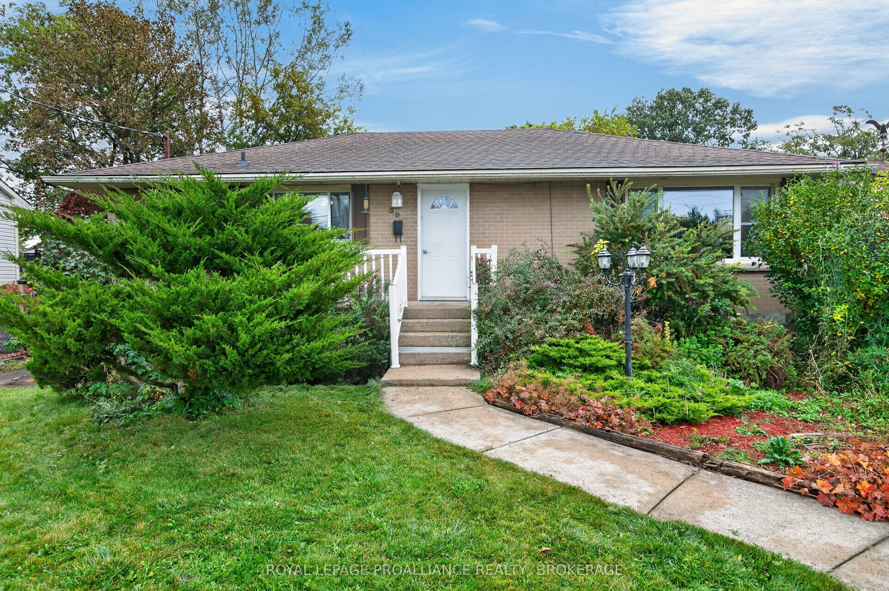 39 Fairfield Boulevard Property Photo 2