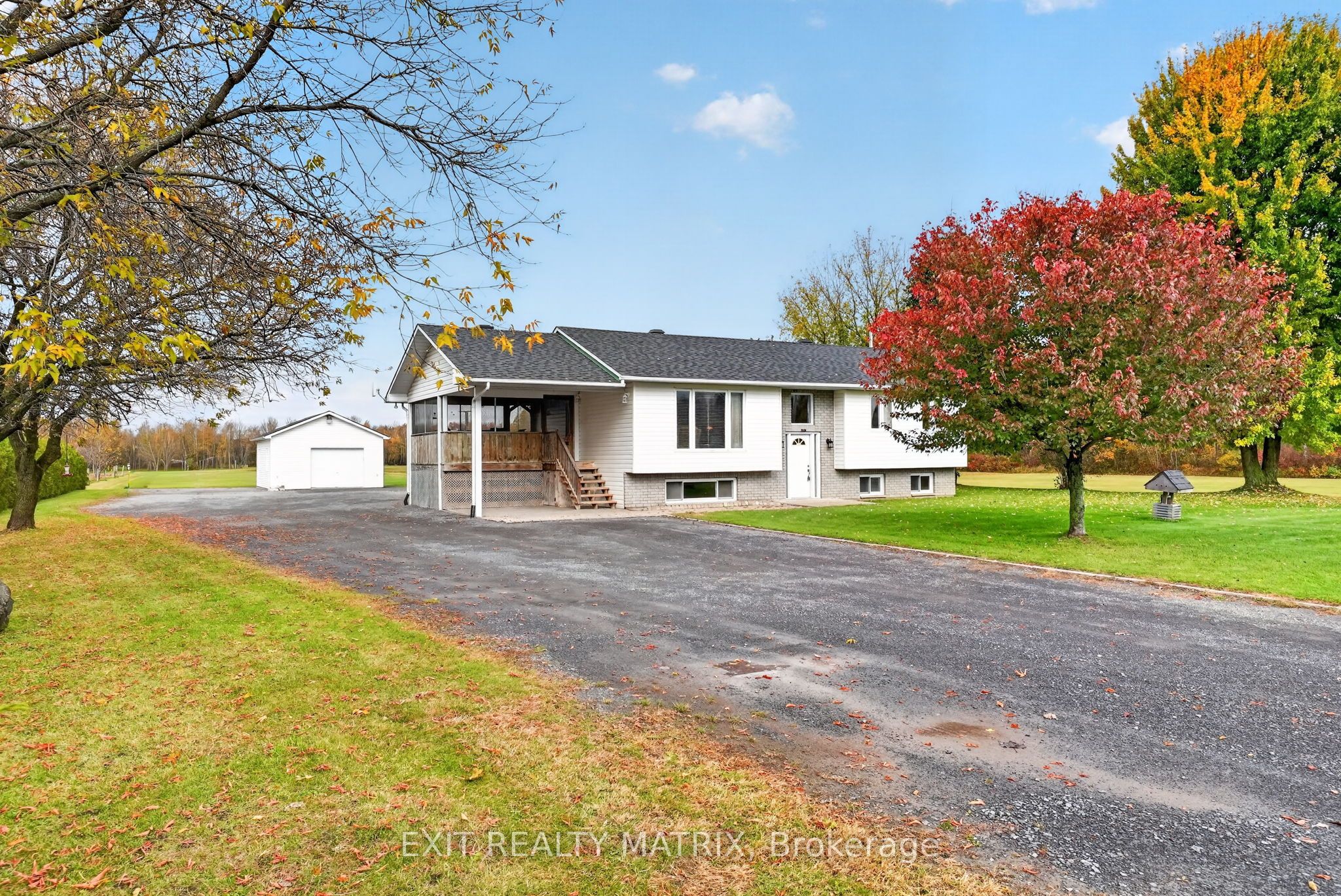 2871 Russland Road Property Photo 3