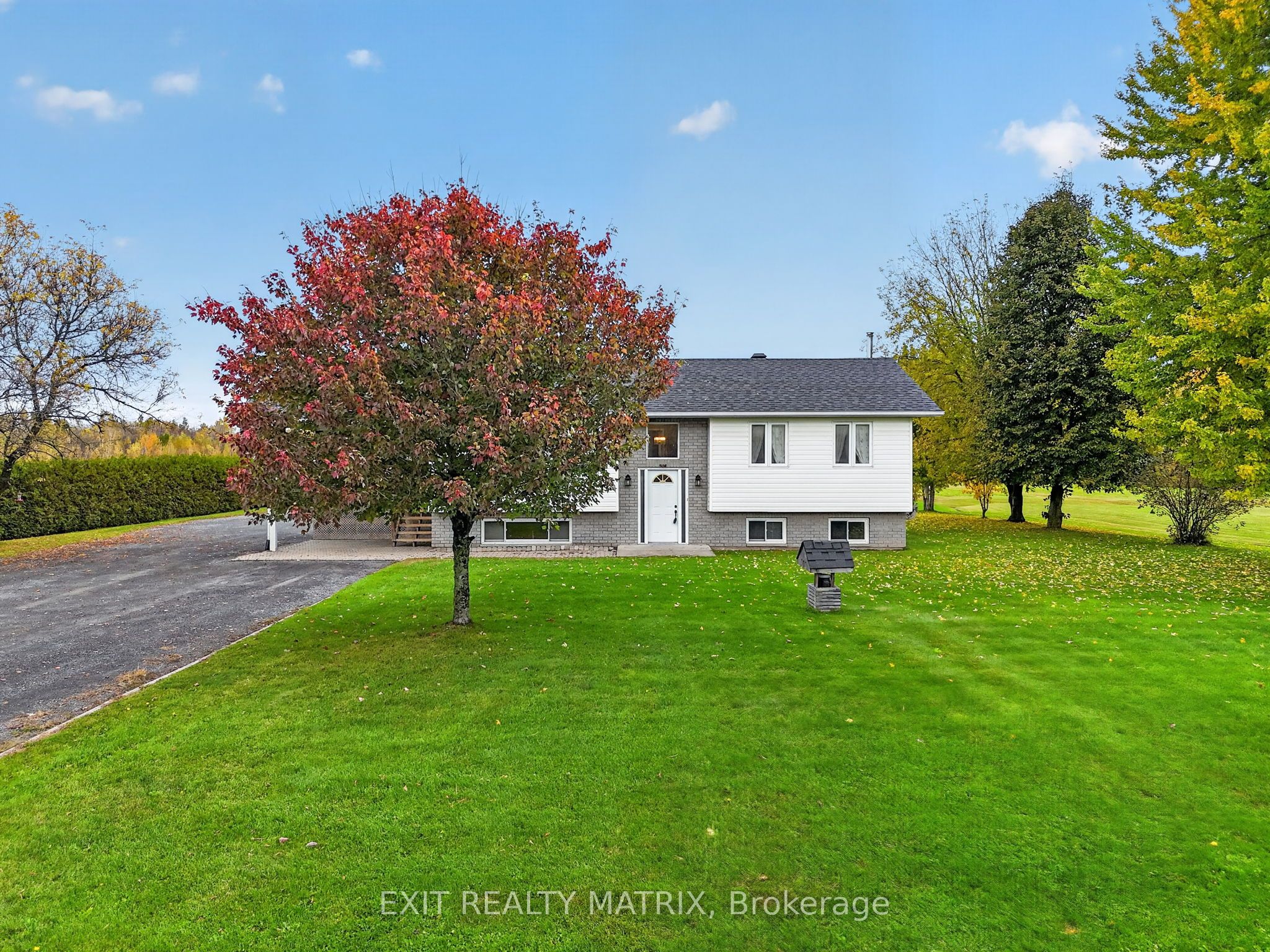 2871 Russland Road Property Photo 4