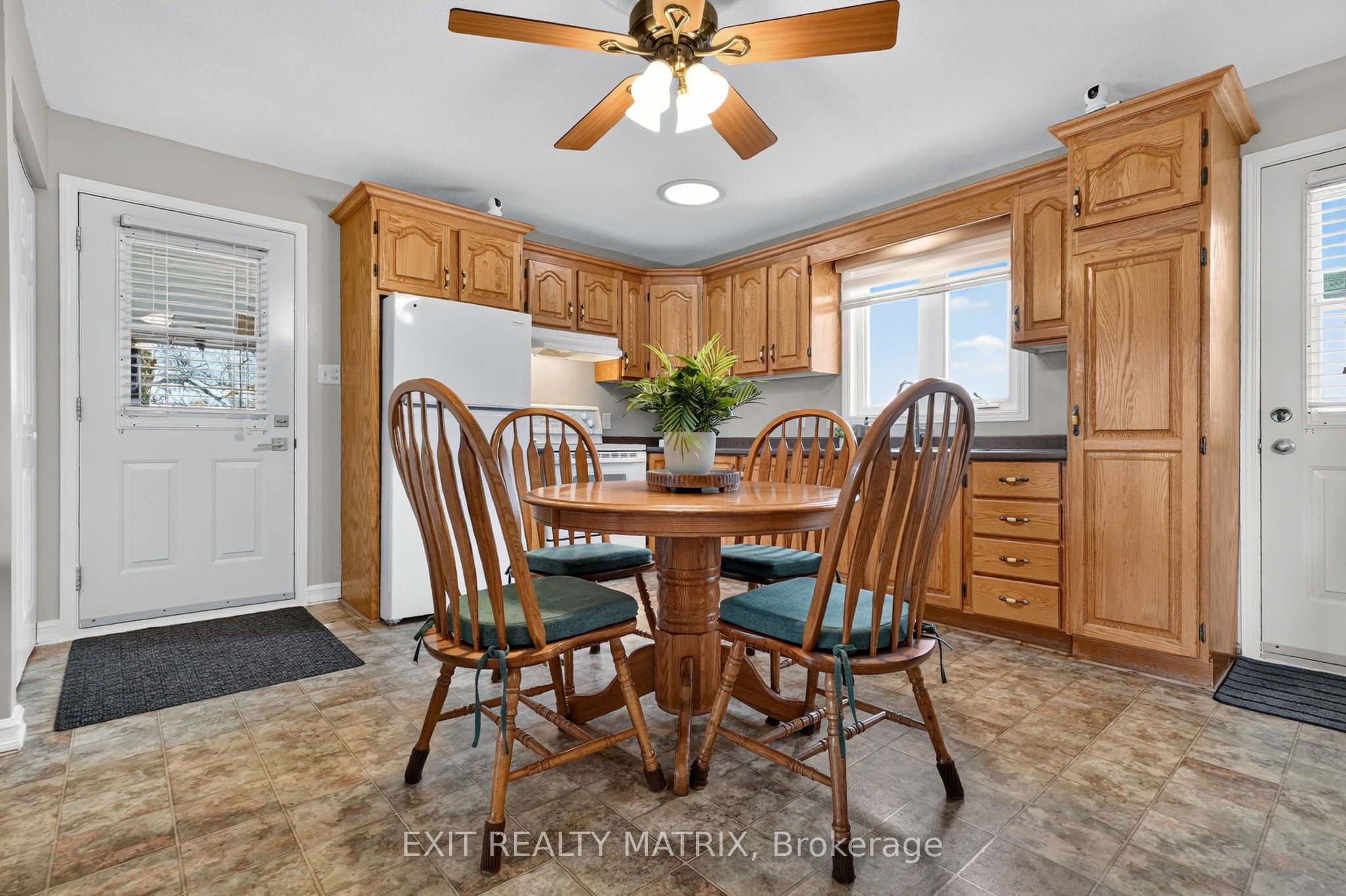 2871 Russland Road Property Photo 7