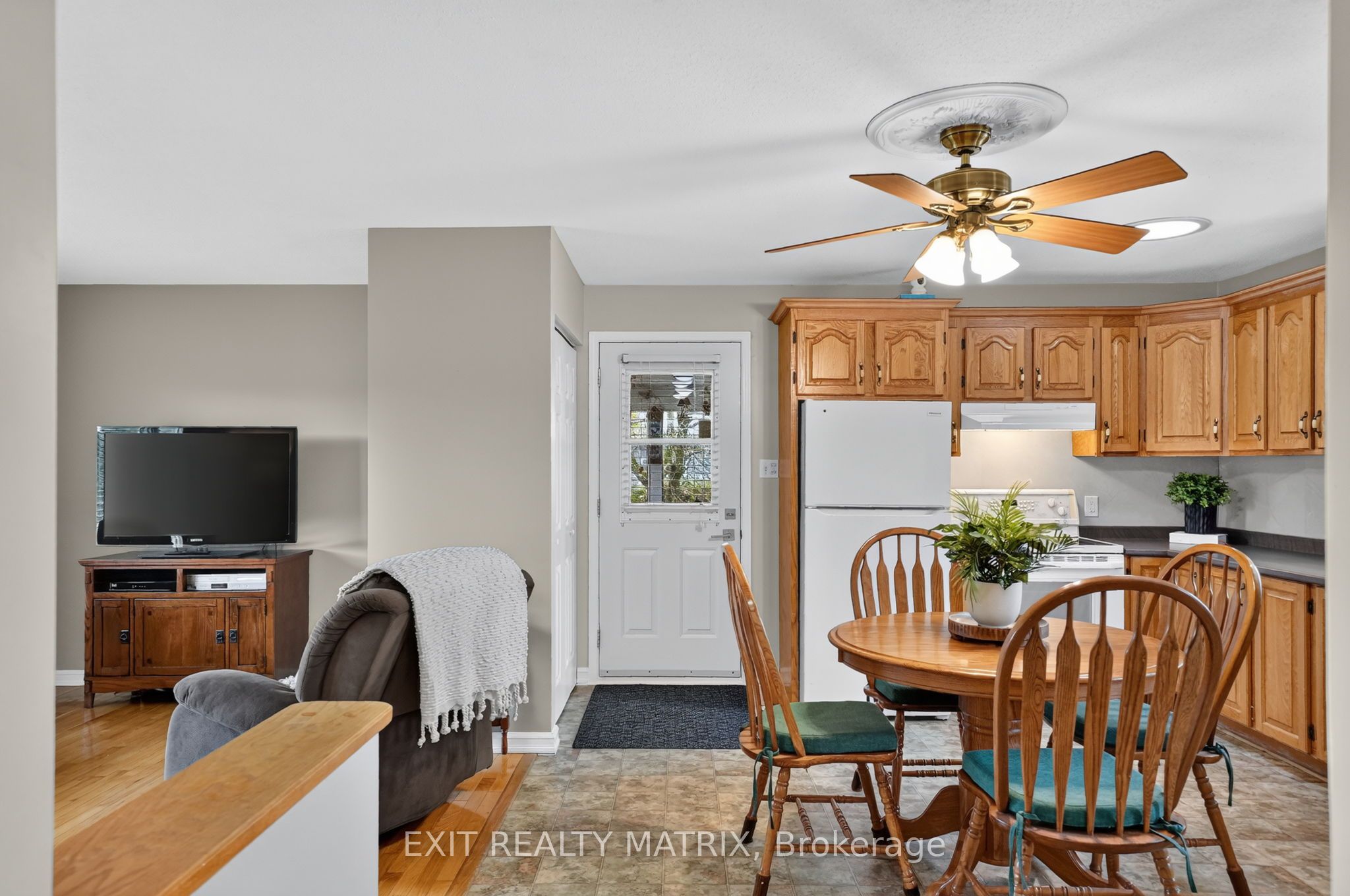 2871 Russland Road Property Photo 8