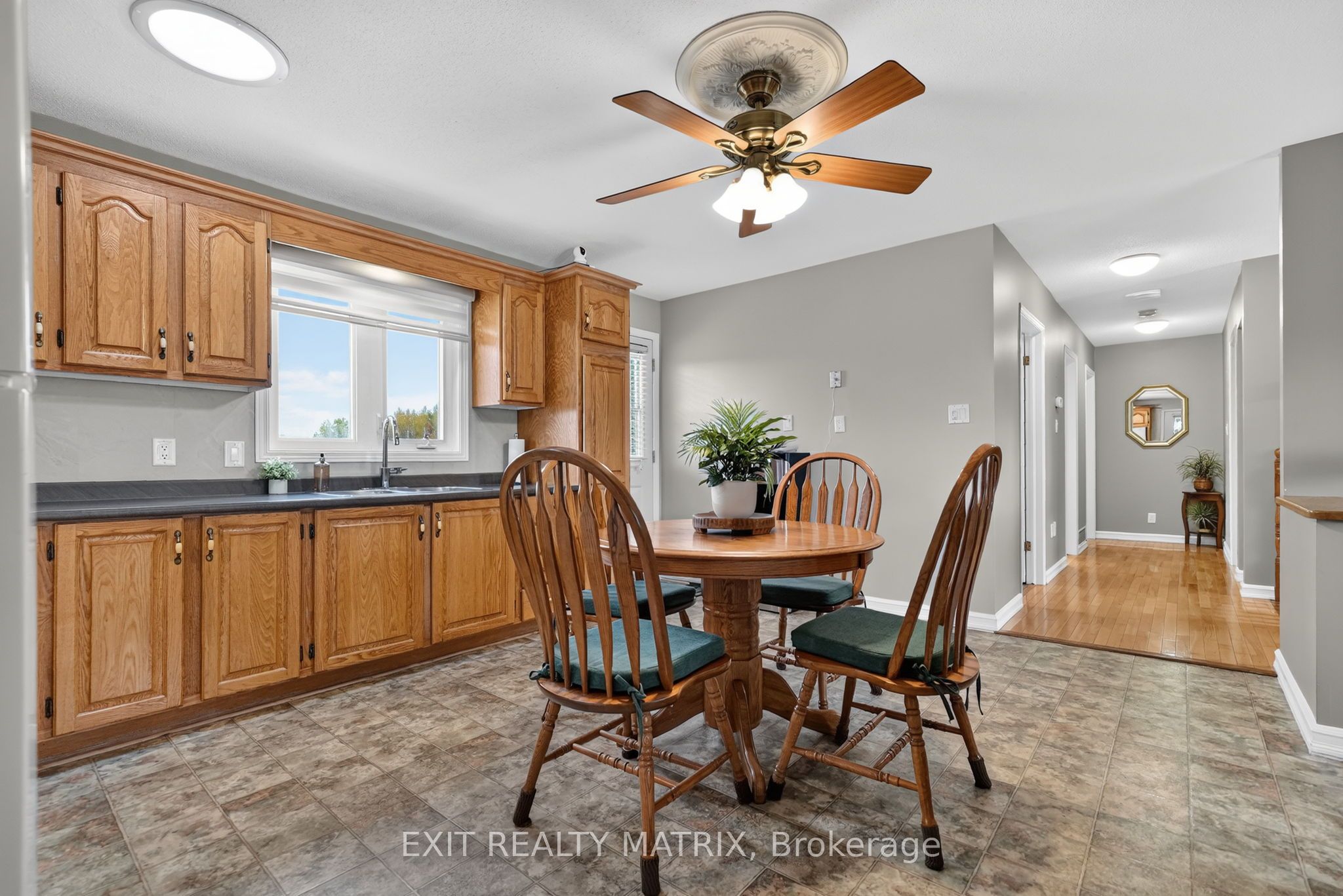 2871 Russland Road Property Photo 11
