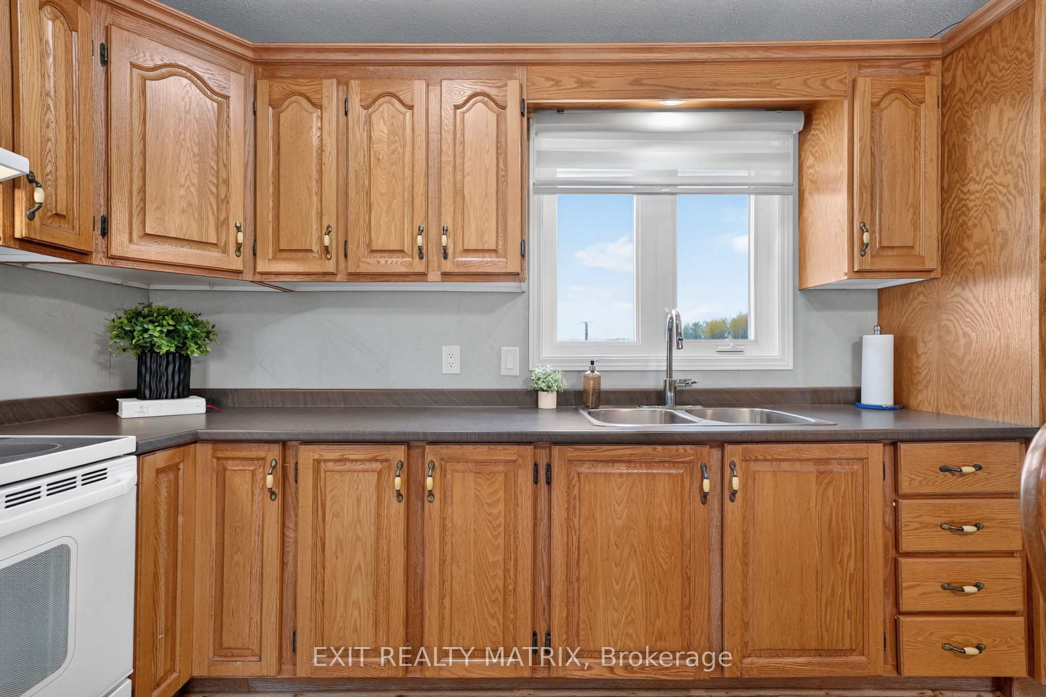 2871 Russland Road Property Photo 12