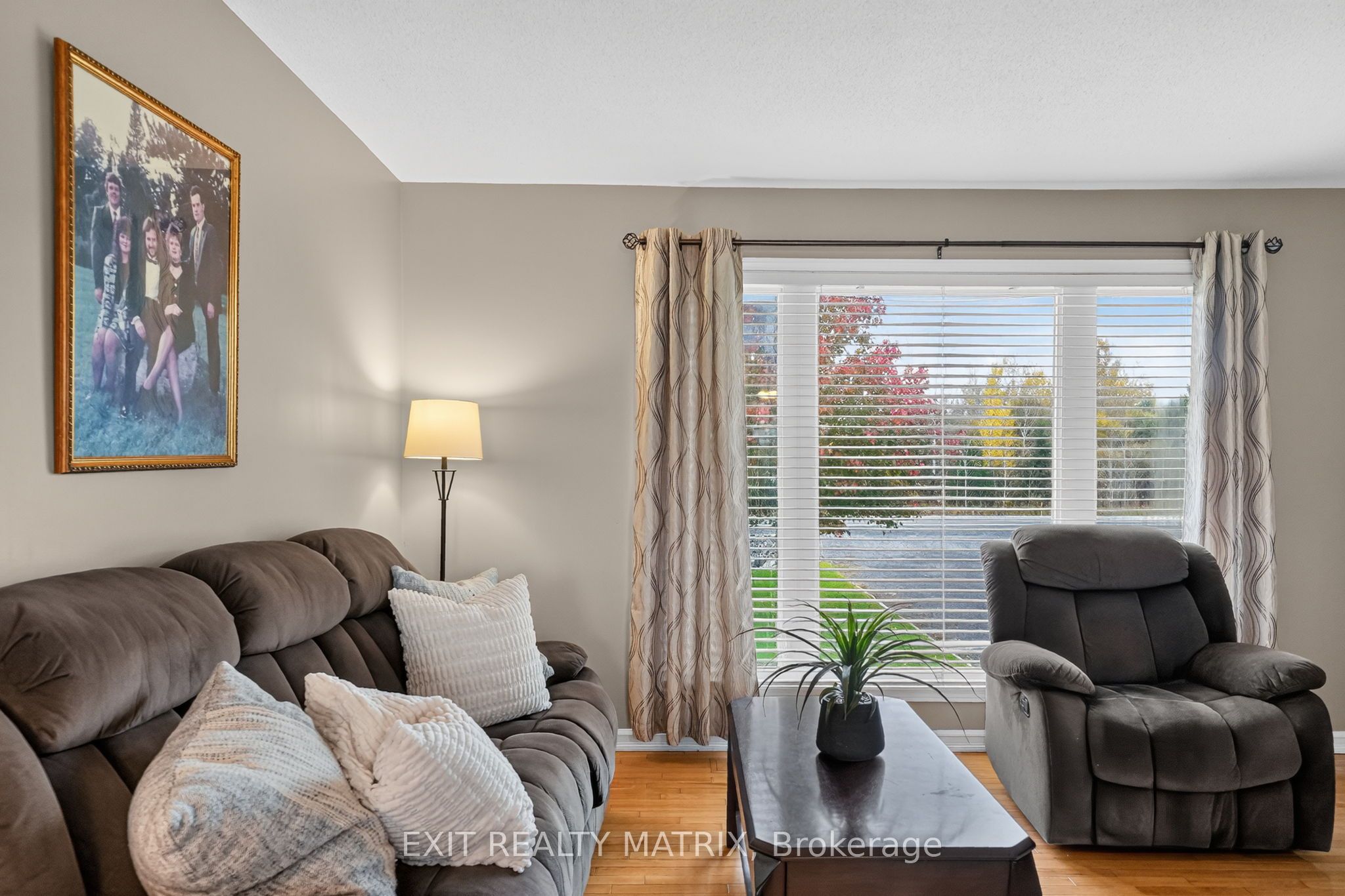 2871 Russland Road Property Photo 14