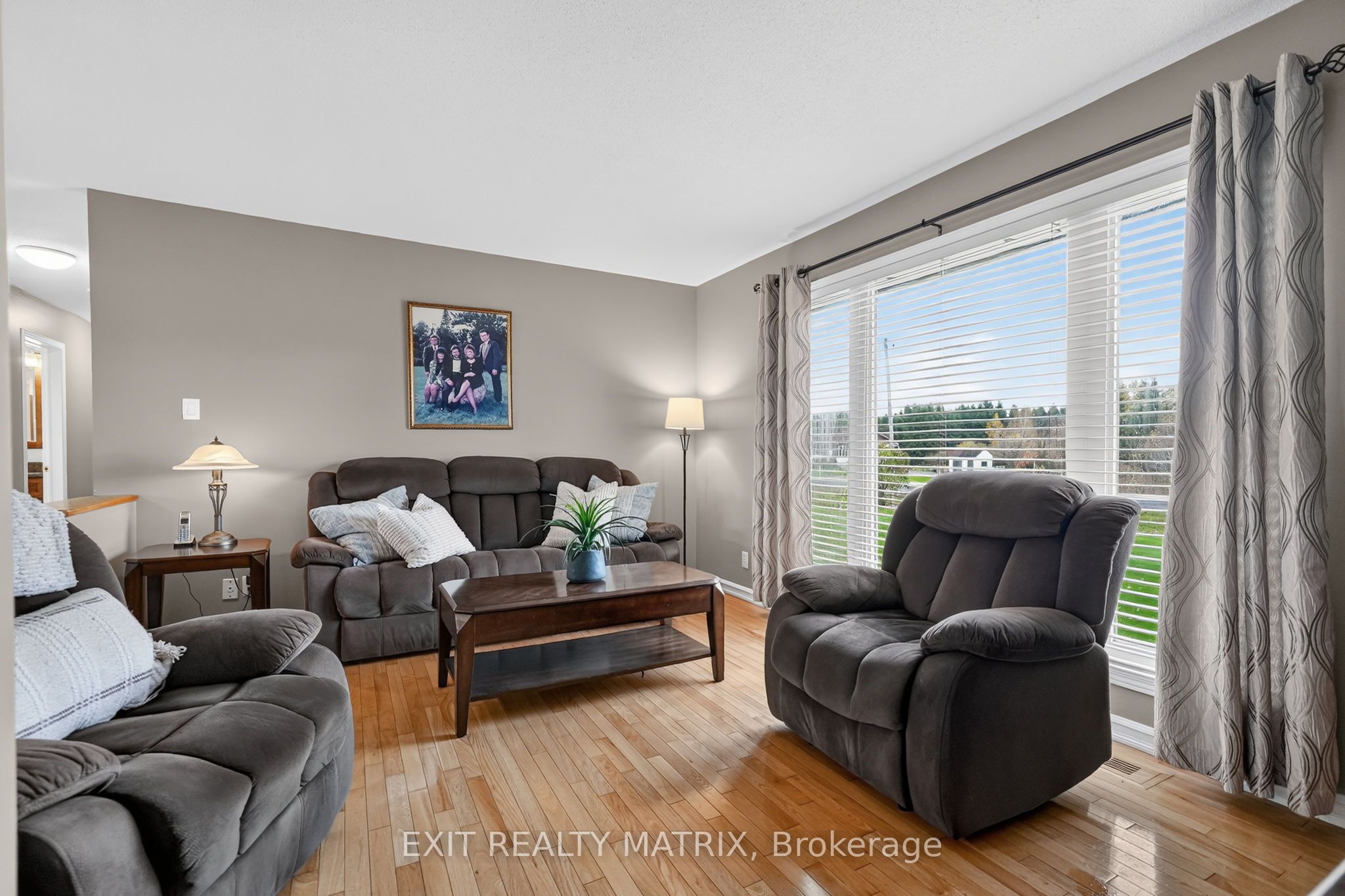2871 Russland Road Property Photo 16