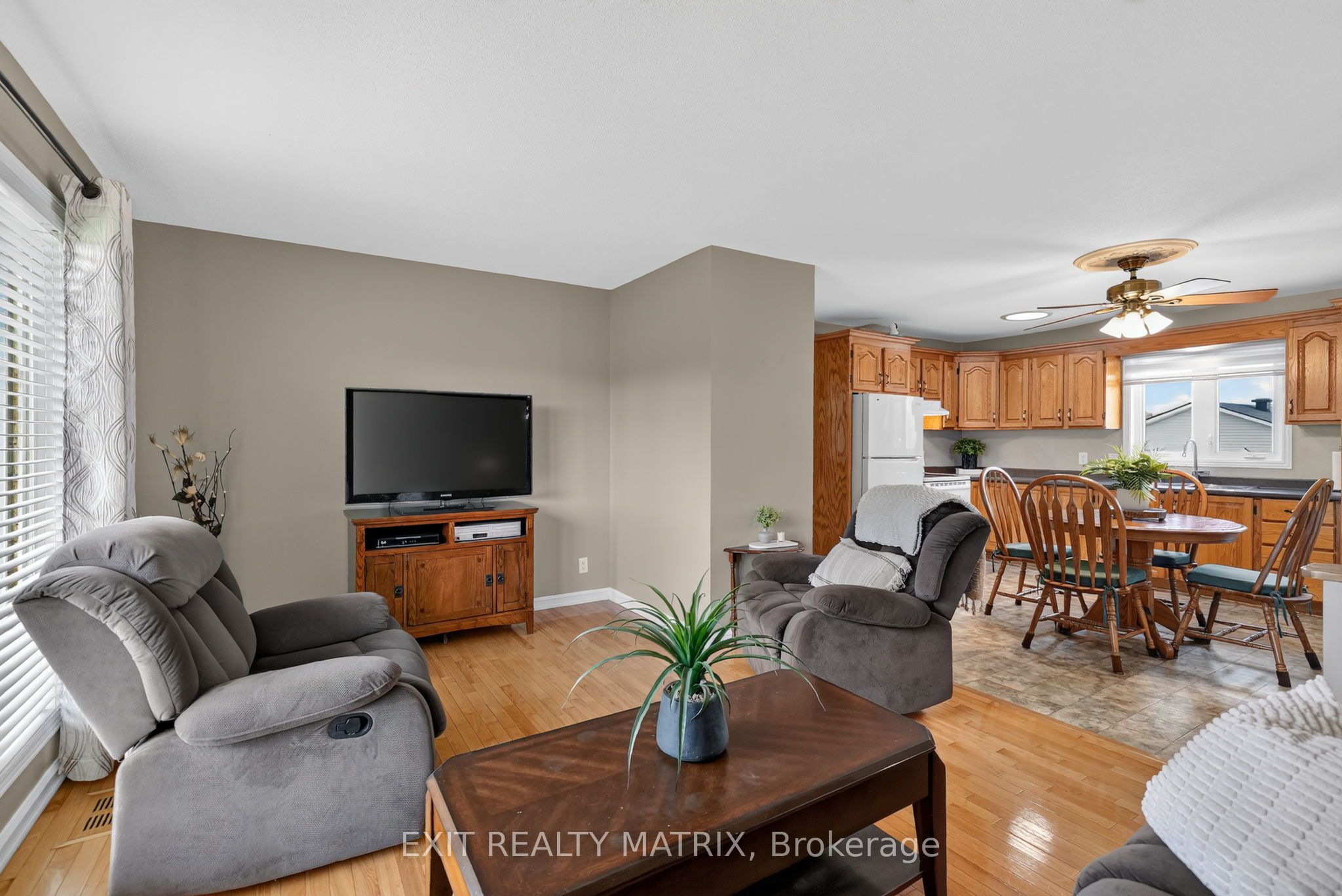 2871 Russland Road Property Photo 18